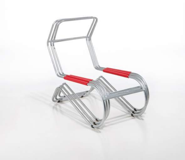 Lido Liege: Moderne Designliege aus silbernem Metall mit roten Armlehnen für den Innenbereich.