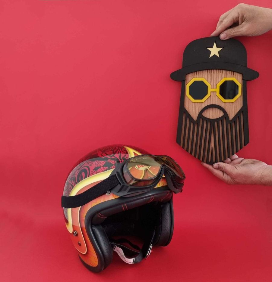 Hipster Morris Wandschmuck Umasqu: Handgefertigte Holzmaske und Motorradhelm vor rotem Hintergrund. Dekorative Wandkunst für stilvolle Interieurs.