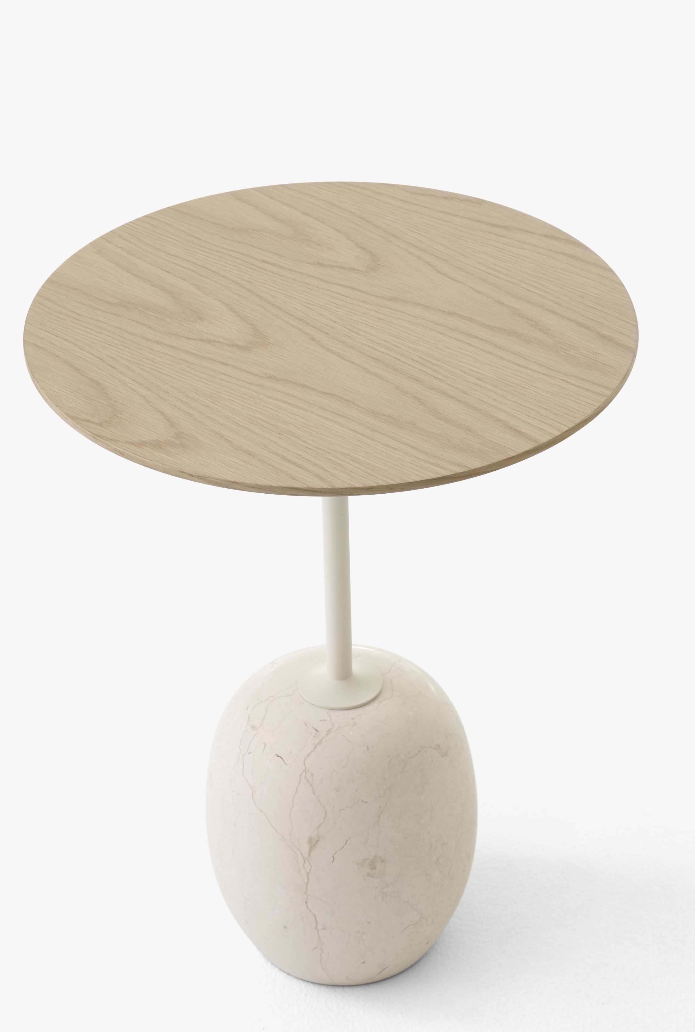 AndTradition Lato Beistelltisch mit runder Holzplatte und Marmorfuß, modernes Designmöbel.