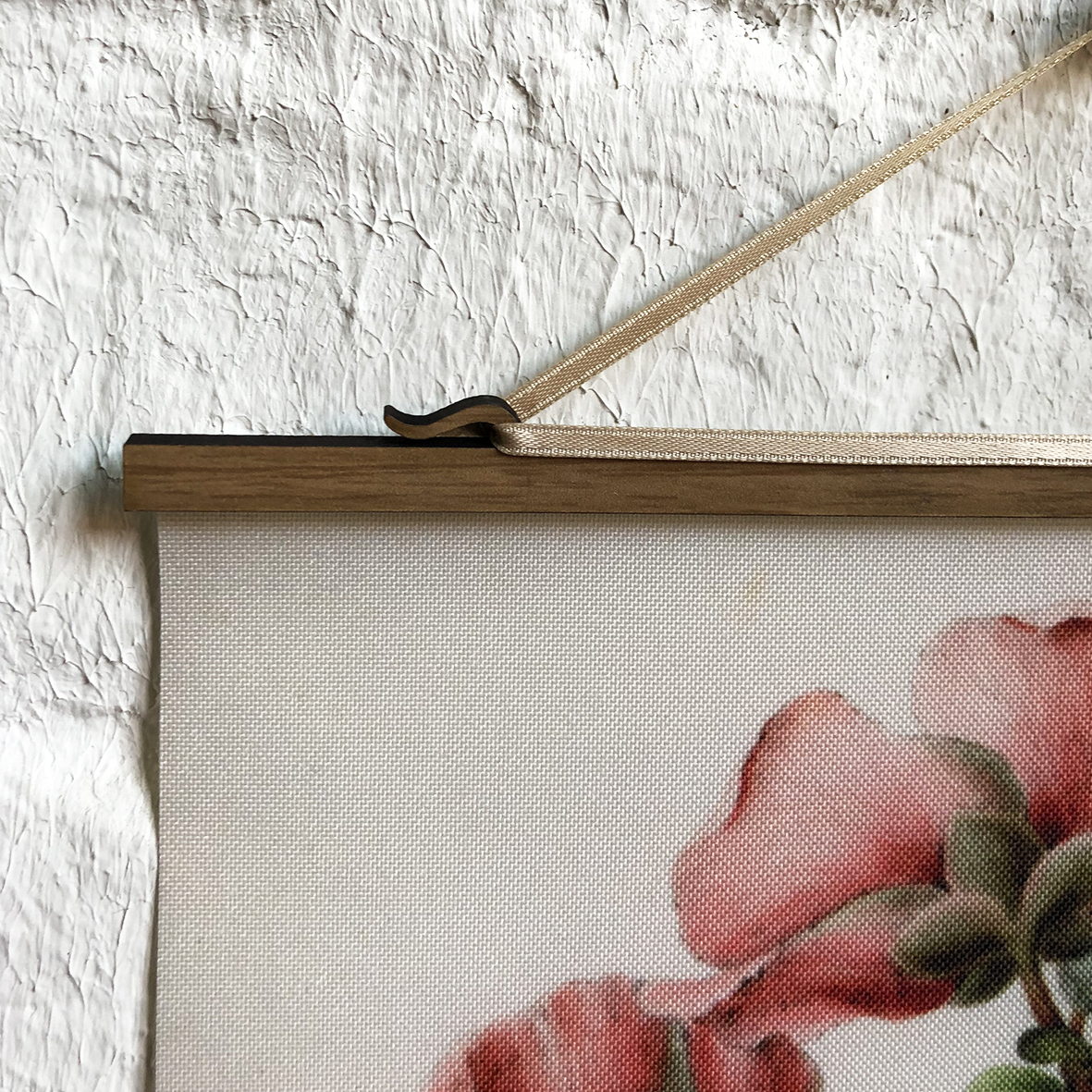 Detailaufnahme: John James Audubon Poster mit Blumenmotiv und Holzaufhängung. Wanddekoration für Wohnzimmer.