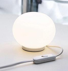 Weiße Glo-Ball Tischleuchte von Flos: Moderne Kugel-Lampe für Nachttisch oder Schreibtisch.