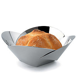 Edelstahl Korbschale von Alessi, Modell Pianissimo, mit Brot gefüllt. Designschale für Obst oder Gebäck.
