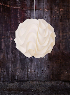 Weiße Le Klint Pendelleuchte Model 172 Medium, skandinavisches Design, Papierleuchte für Wohnräume.