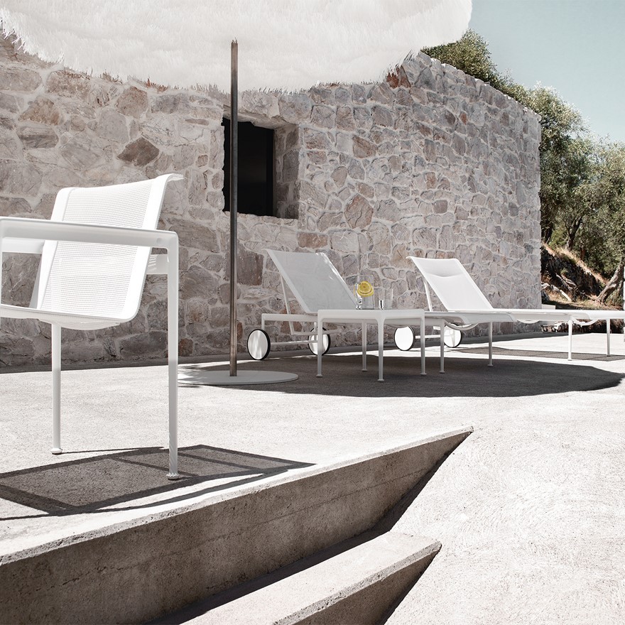 Richard Schultz 1966 Outdoor Liege von Knoll International, weiße Gartenmöbel mit Sonnenschirm.