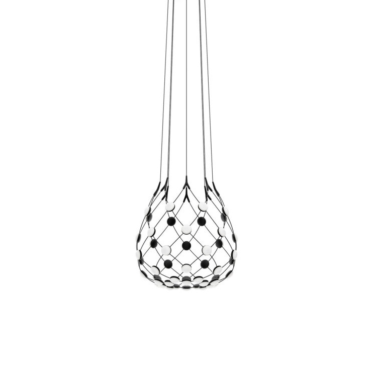 D86 Mesh Deckenleuchte von Luceplan: Hängende Designlampe mit schwarzem Netz und weißen/schwarzen Kugeln.