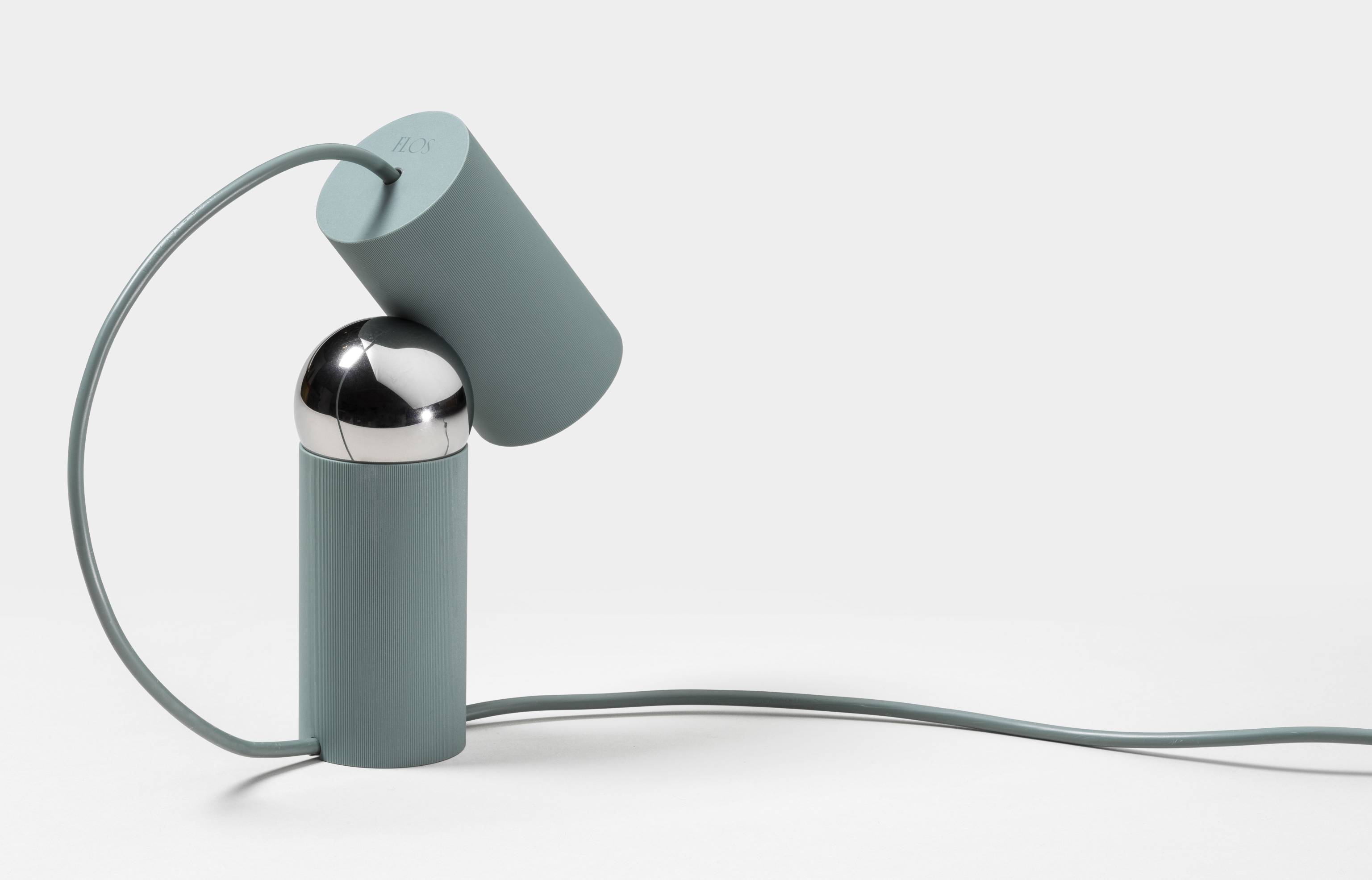 Bilboquet Tischleuchte Flos Sage: Moderne Tischlampe in Salbeigrün mit verstellbarem Leuchtenkopf.