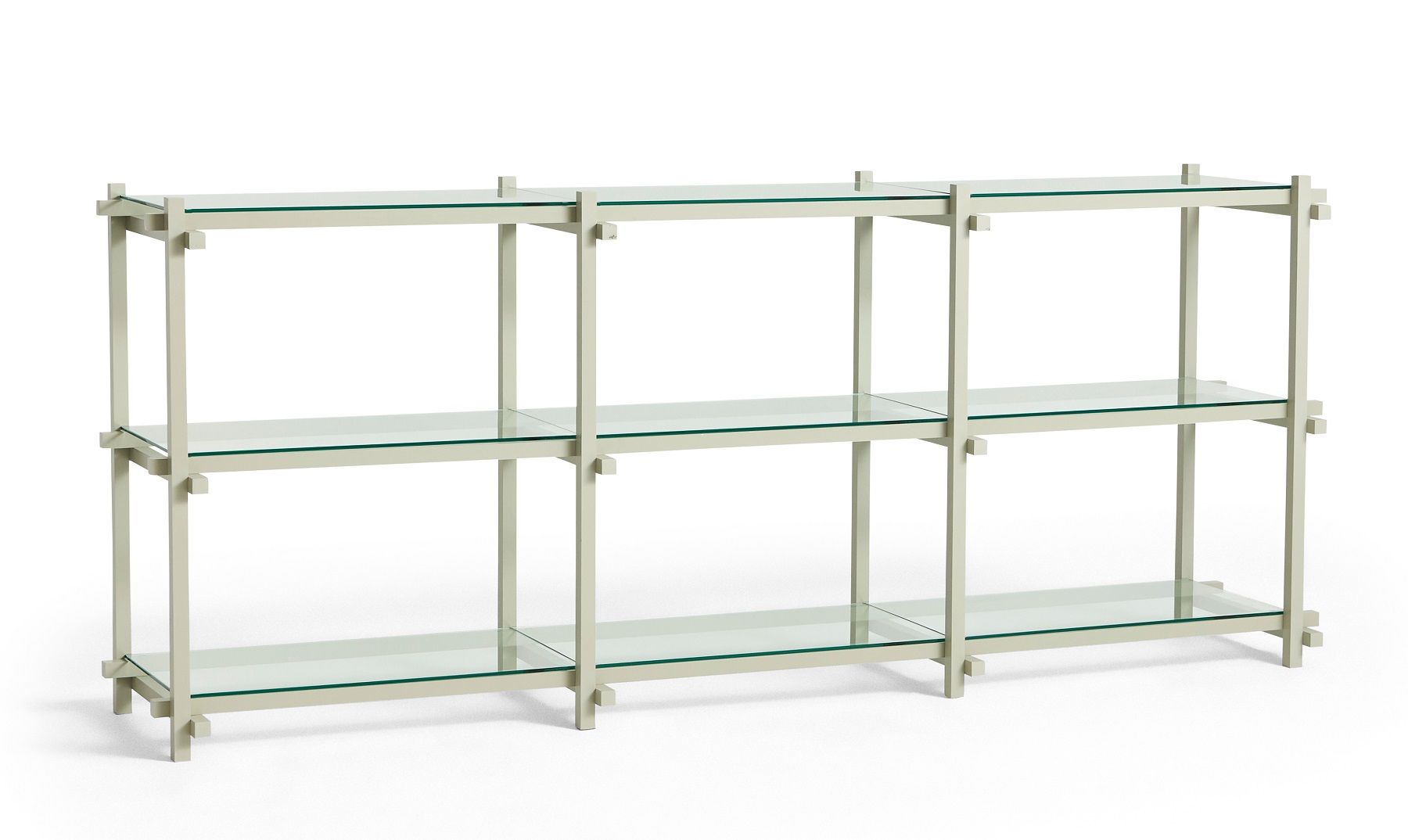 Helles Woody Low Regal von Hay mit drei Fächern und Glasböden auf weißem Hintergrund.