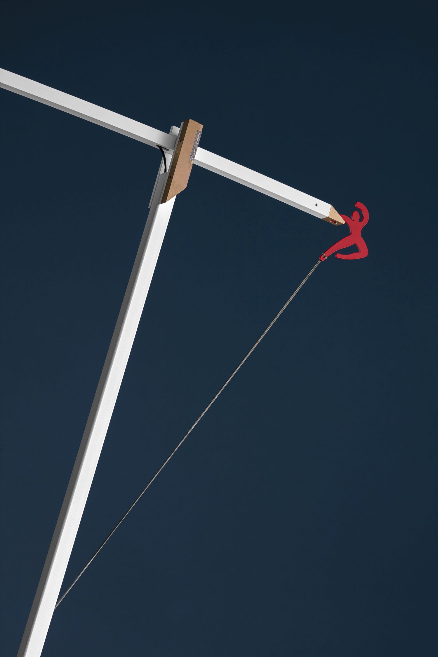 Ettorino Stehleuchte von Catellani & Smith: Weiße Designerlampe mit roter Figur am Kabel.