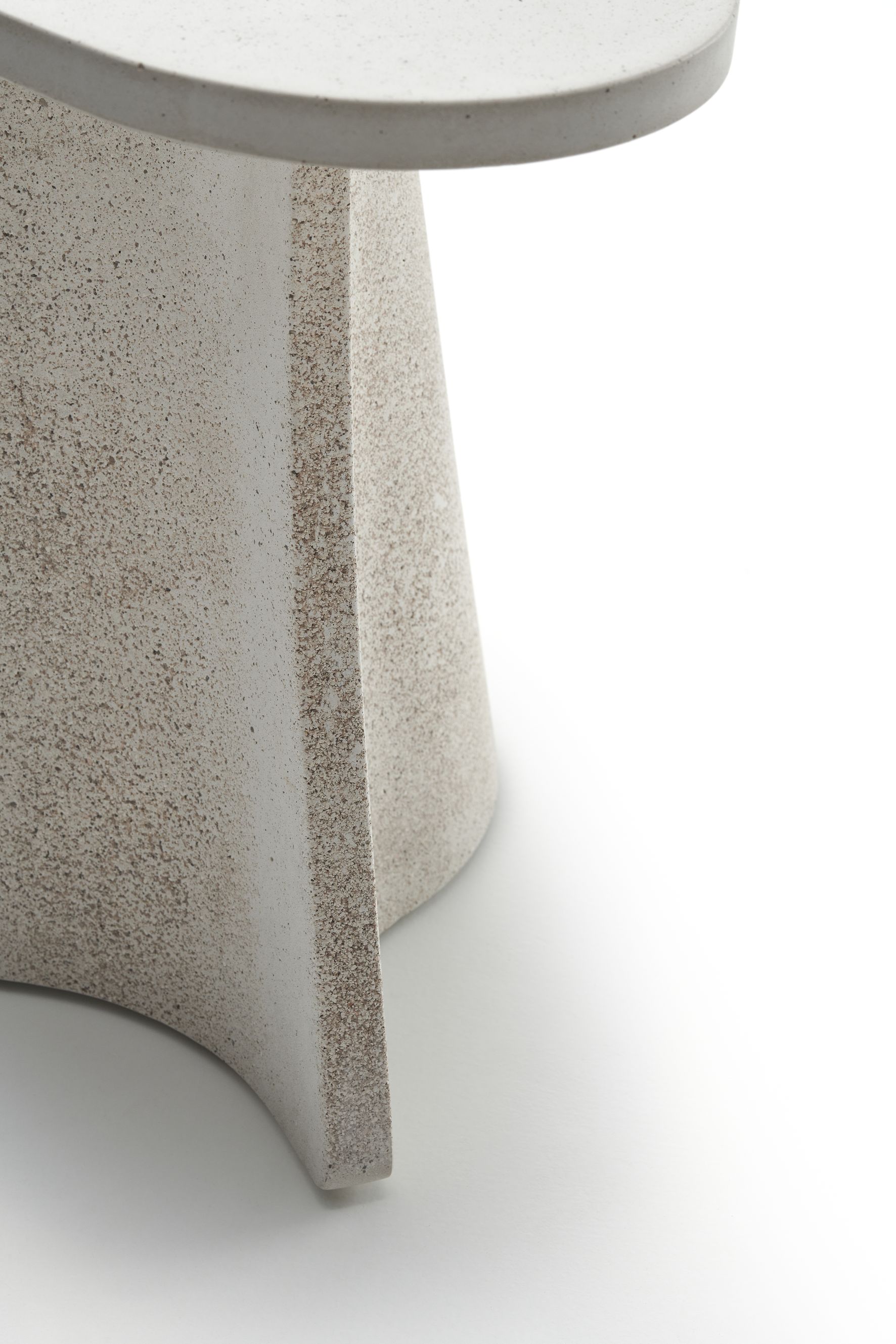 Detailaufnahme des Fossil Beistelltischs von MDF Italia, moderner kleiner Tisch in Betonoptik.