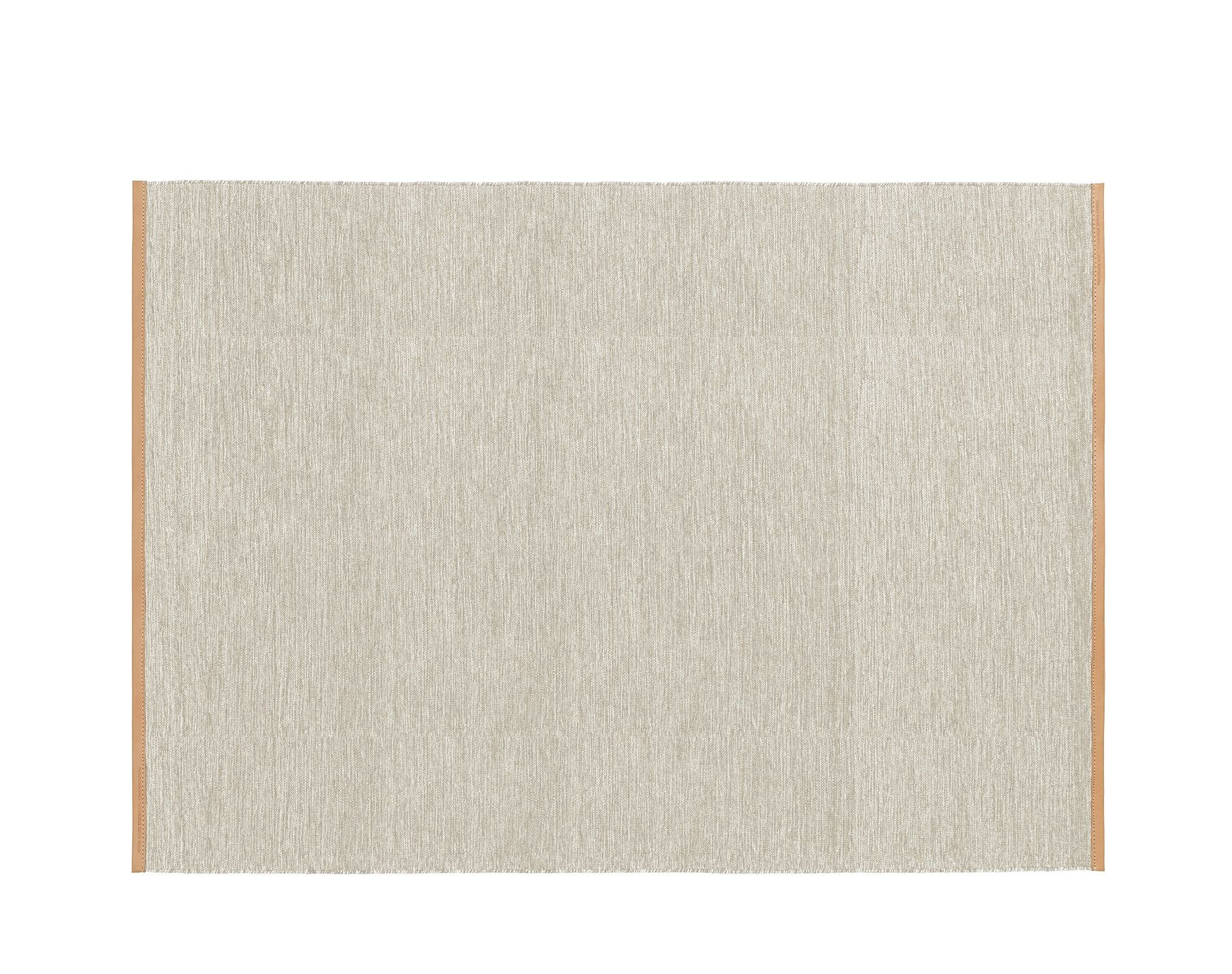 Beiger Björk Teppich von Design House Stockholm mit Lederdetails, ideal für Wohnzimmer und Schlafzimmer.