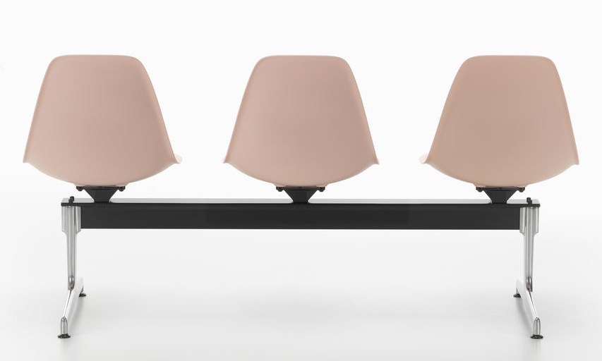 Eames Plastic Side Chair RE auf Traverse von Vitra, Sitzbank mit drei Stühlen.