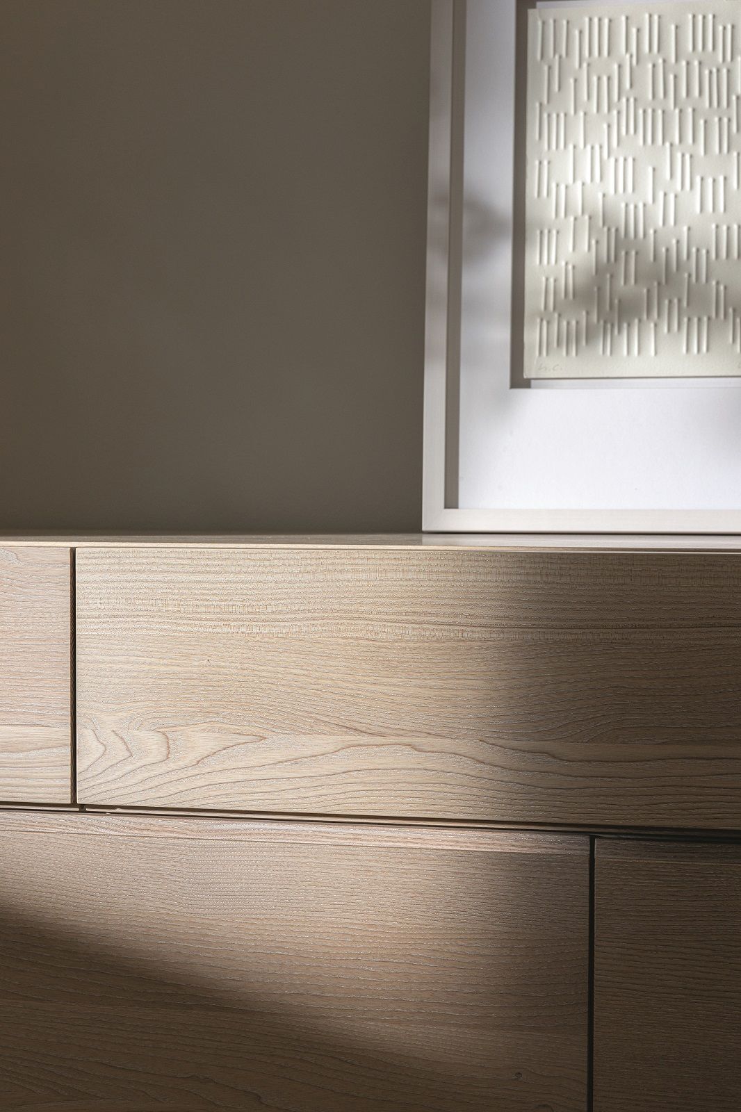 Detailaufnahme: Sideboard aus Massivholz mit Schubladen und hellem Holzfurnier, moderne Möbel.