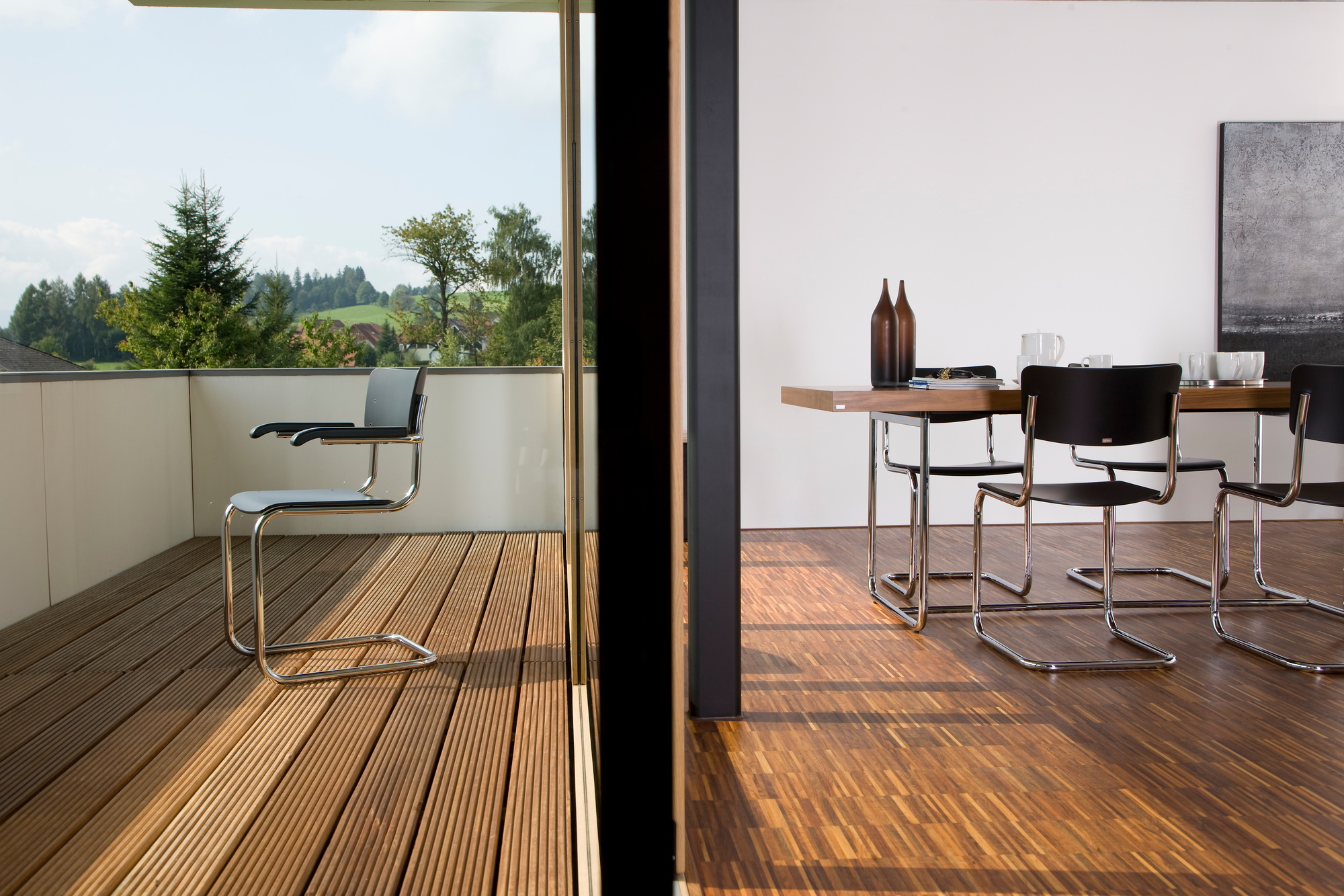 S 43 Freischwinger Stuhl von Thonet: Stahlrohr Klassiker mit schwarzer Buche und Chromgestell.