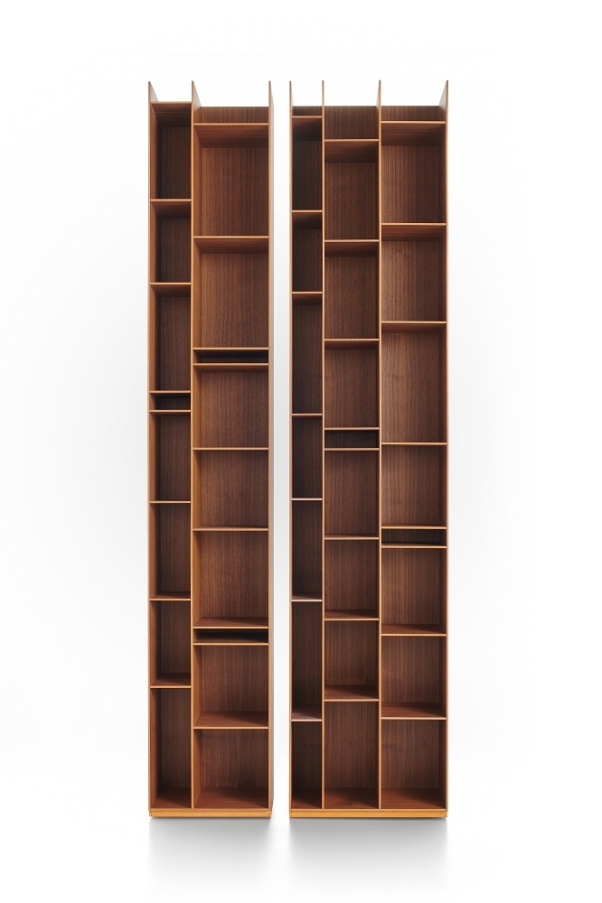 Zwei hohe, leere Holzregale "Random Wood" von MDF Italia mit unterschiedlichen Fachgrößen.