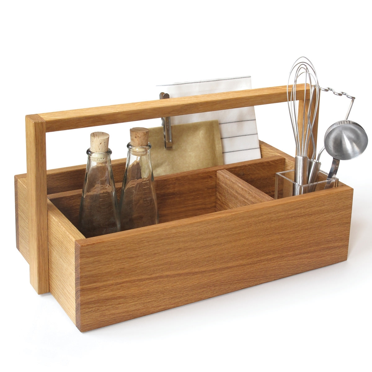 Werkzeugbox "All you need Side by Side" aus Holz, gefüllt mit Küchenutensilien wie Ölflaschen, Schneebesen und Papier.