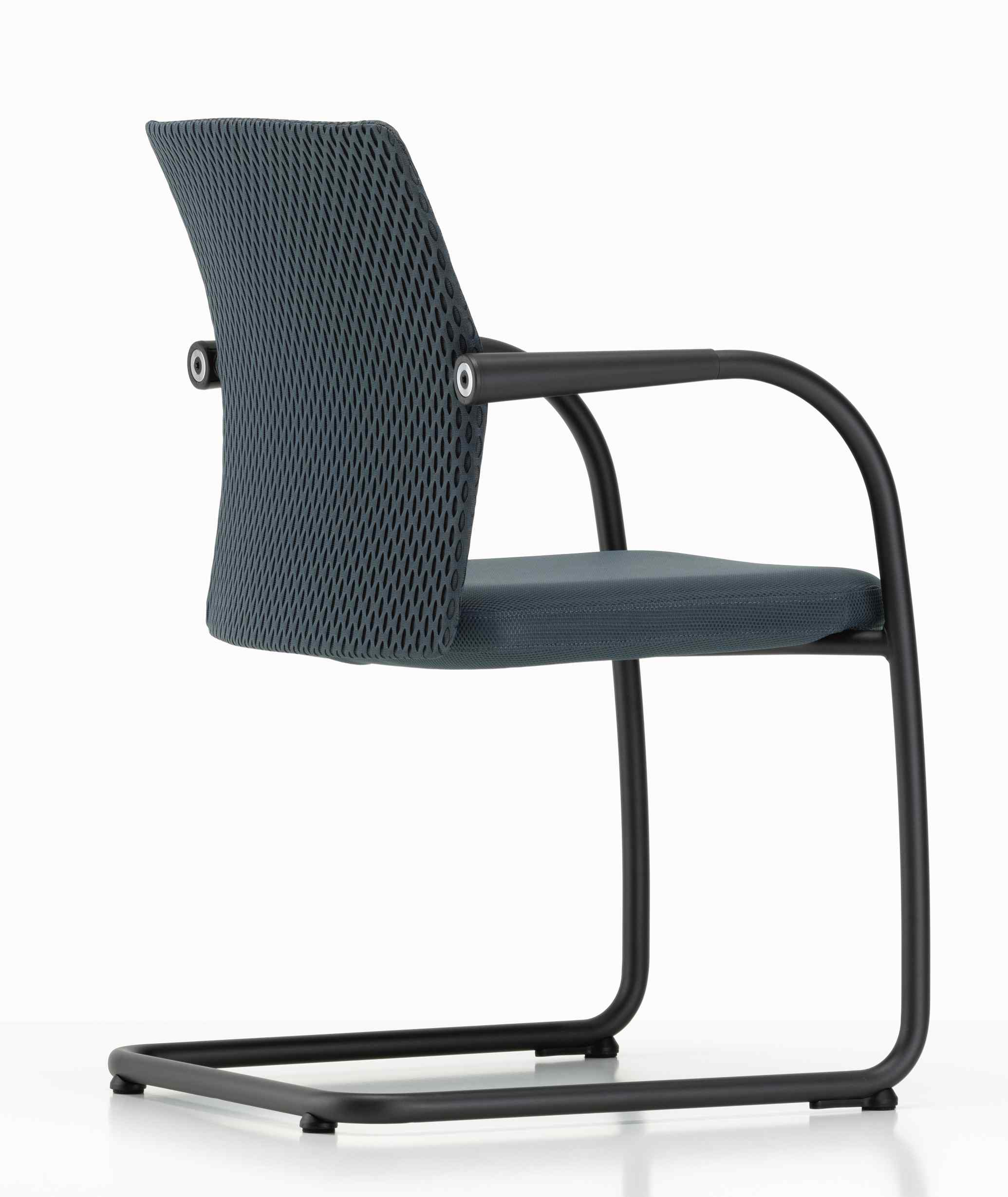 Vitra ID Visitor Mesh Freischwinger in Grau mit schwarzem Gestell, seitliche Ansicht.