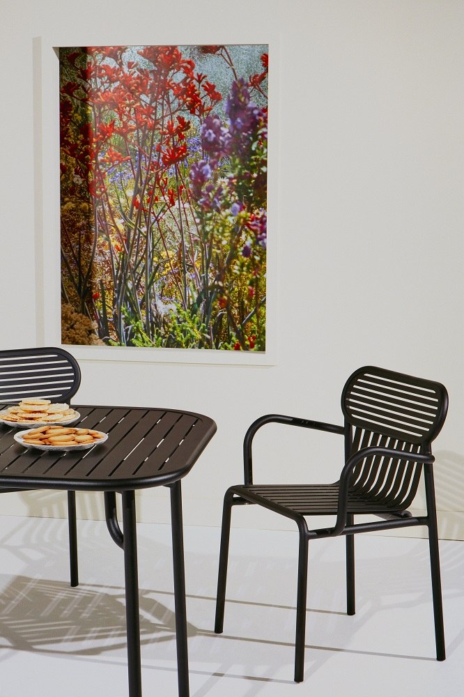 Week-End Square Table von Petite Friture, quadratischer Gartentisch aus schwarzem Metall mit passendem Stuhl.