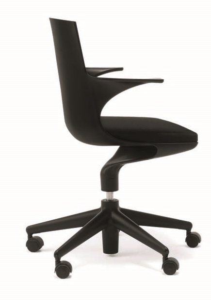Schwarzer Spoon Chair Drehstuhl von Kartell, Seitenansicht, ergonomisch, mit Armlehnen und Rollen.