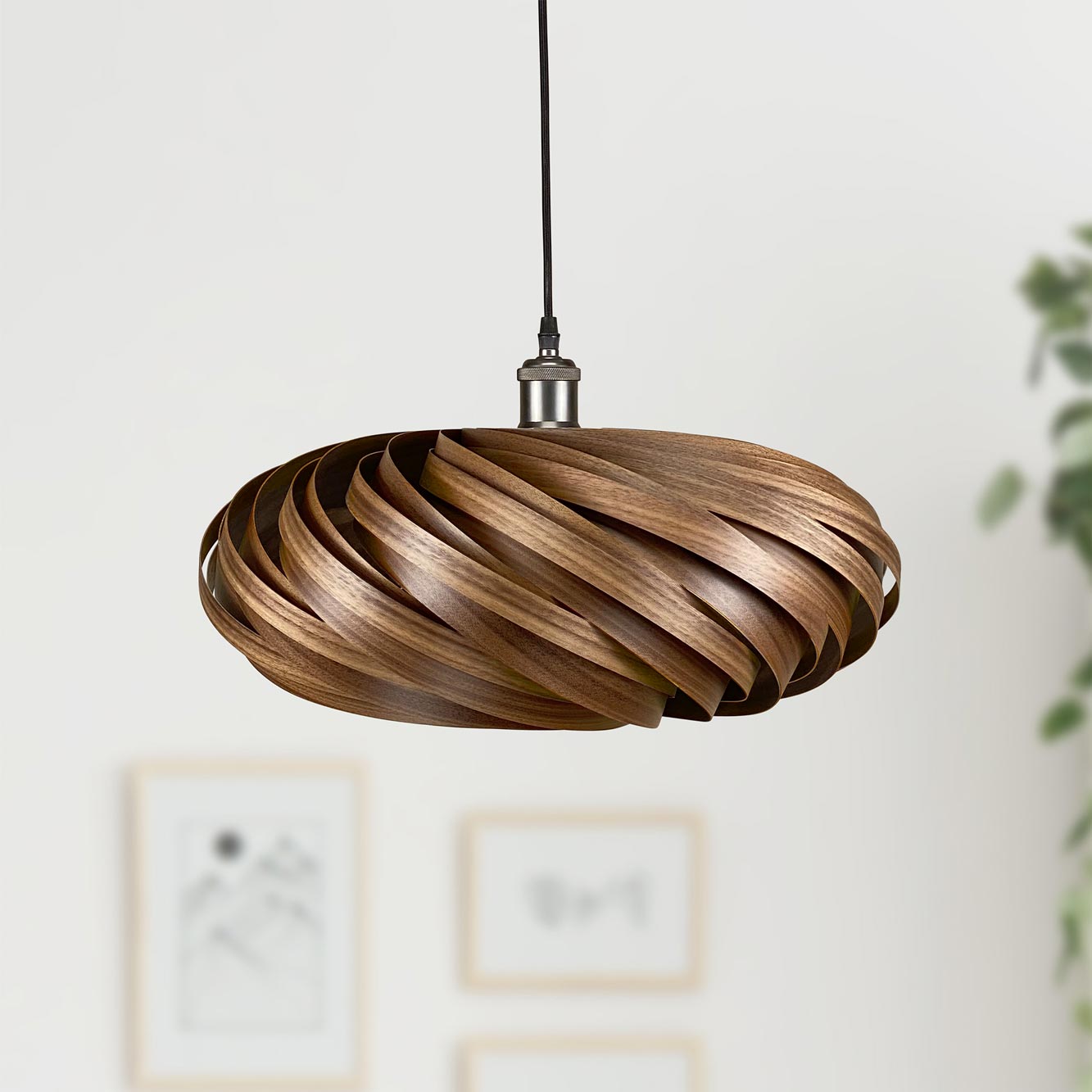 Veneria Hängeleuchte Nussbaum: Moderne Holzlampe mit spiralförmigem Design für stilvolle Innenraumbeleuchtung im Wohnzimmer.