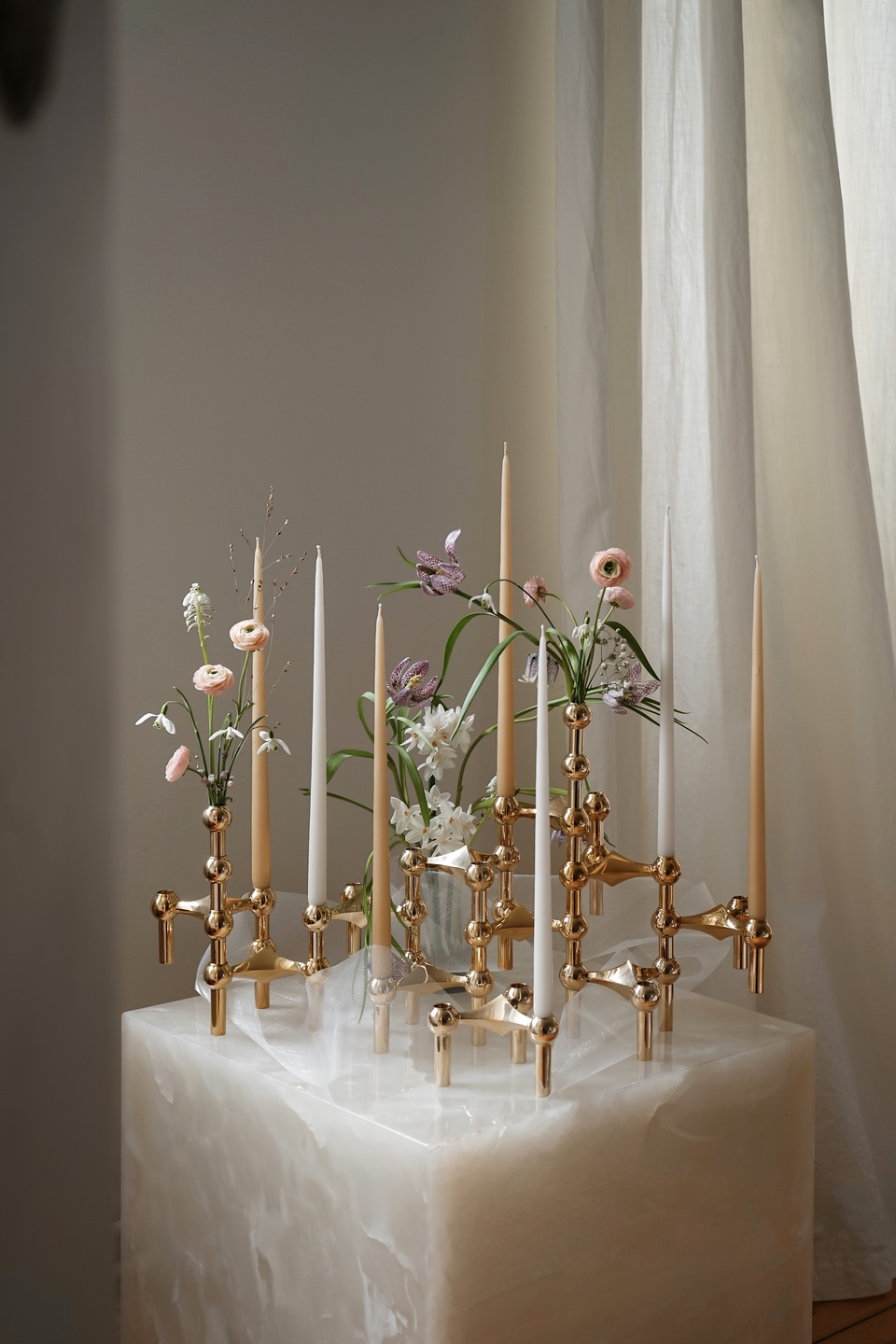 Produktfoto: Elegantes 3er Set Messing Kerzenständer mit Stoff und Kerzen dekoriert.