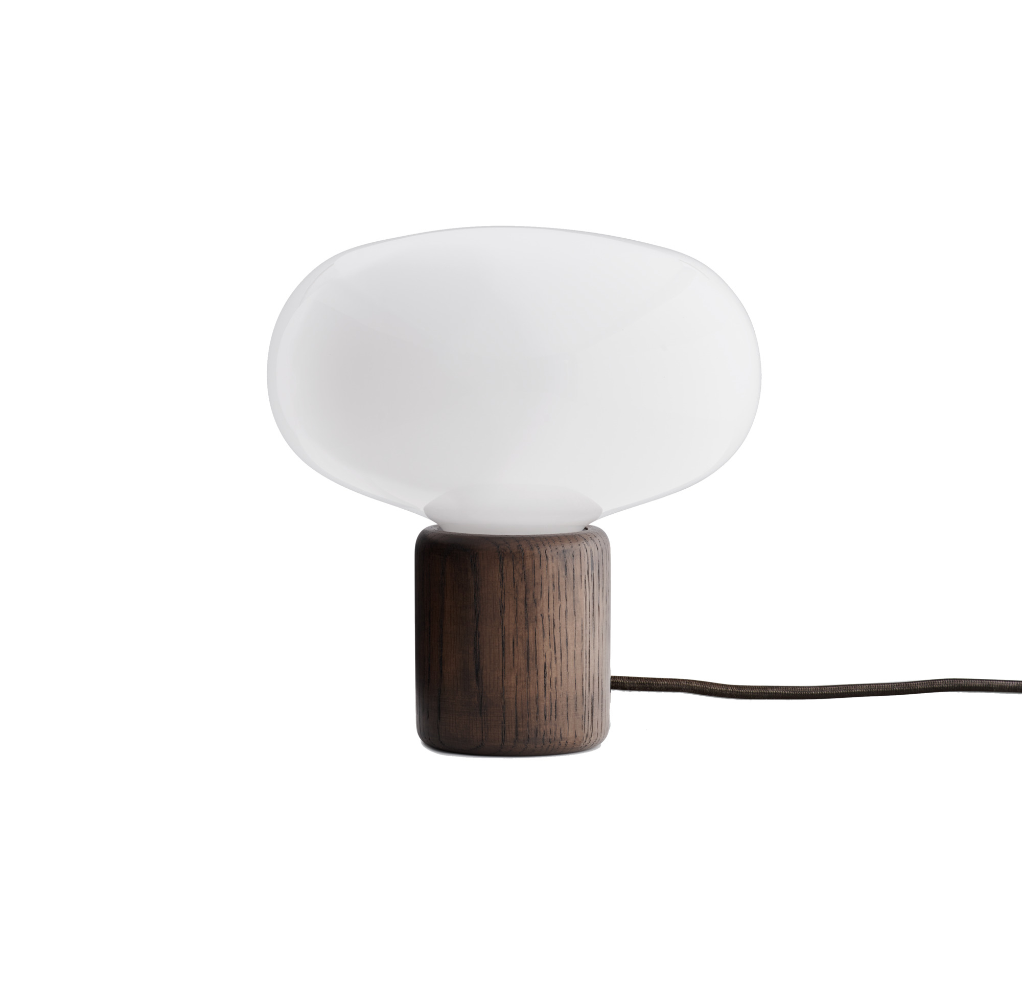 Karl-Johan Tischleuchte von New Works: Elegante Lampe mit Eichenfuß und Opalglas-Schirm.