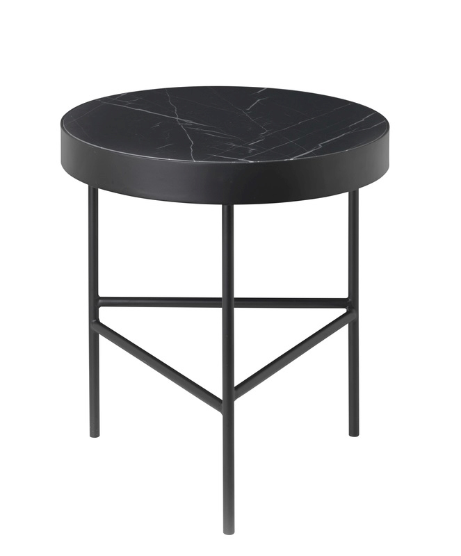 Schwarzer Ferm Living Beistelltisch mit runder Marmorplatte und filigranem Metallgestell. Moderner Couchtisch für Wohnzimmer.