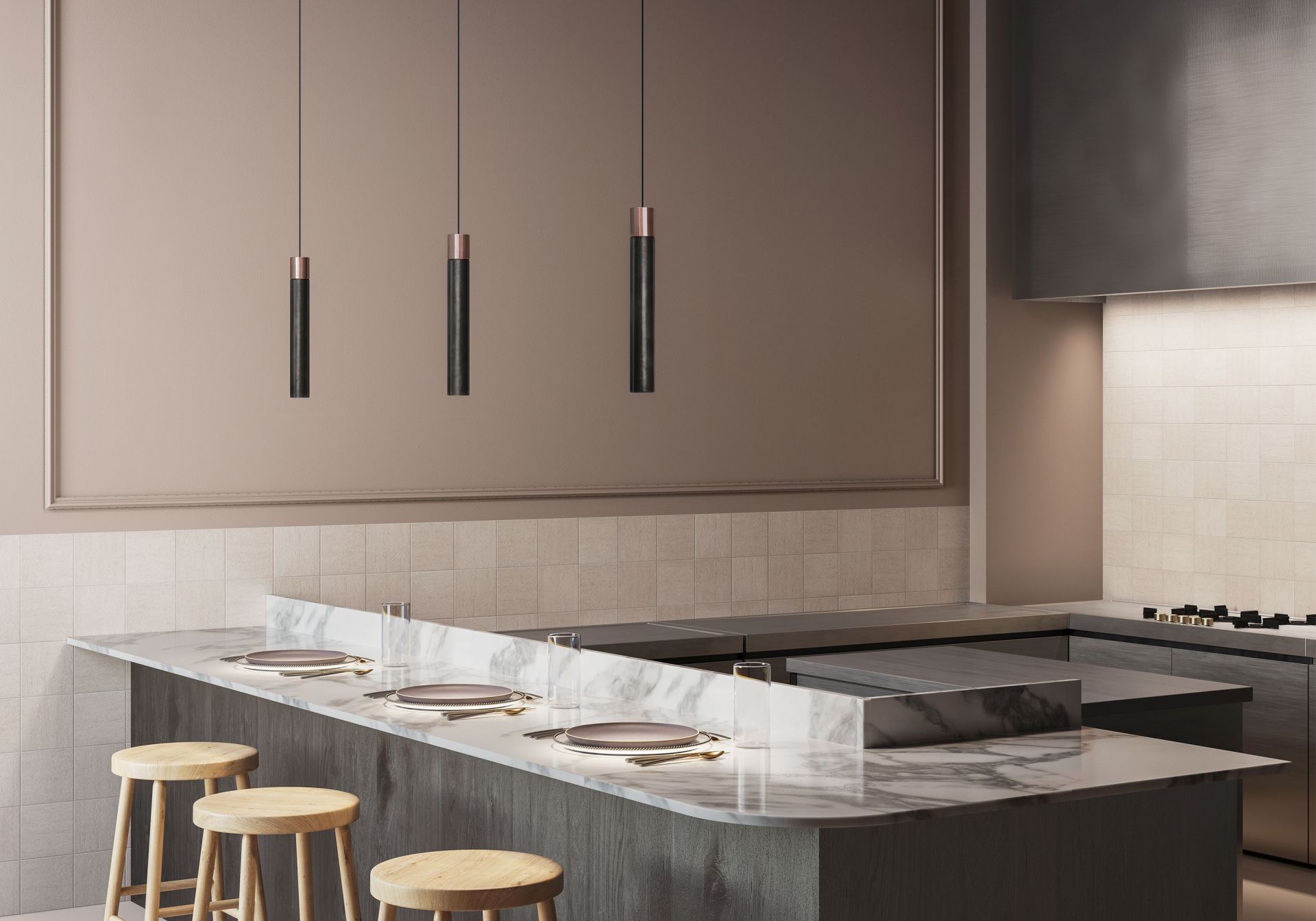 Moderne Küche mit drei schwarzen Hängelampen über einer Marmor-Kücheninsel und Barhockern.