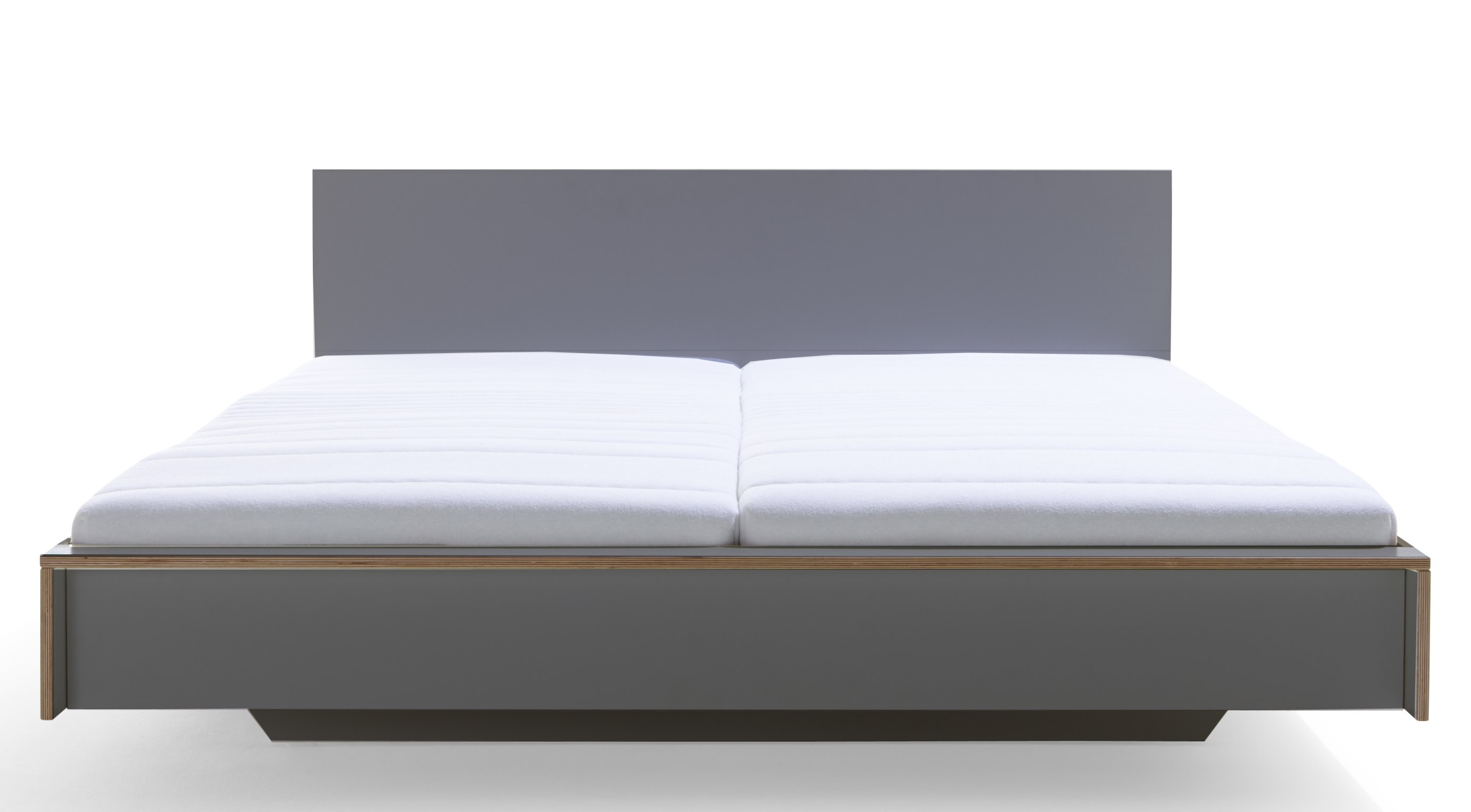 Flai Bett von Müller Möbelwerkstätten, Doppelbett in Grau mit weißer Matratze.