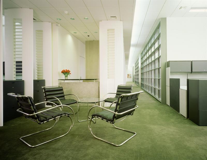 Büro-Szene mit vier schwarzen MR Bauhaus Sesseln von Knoll International um einen Glastisch.