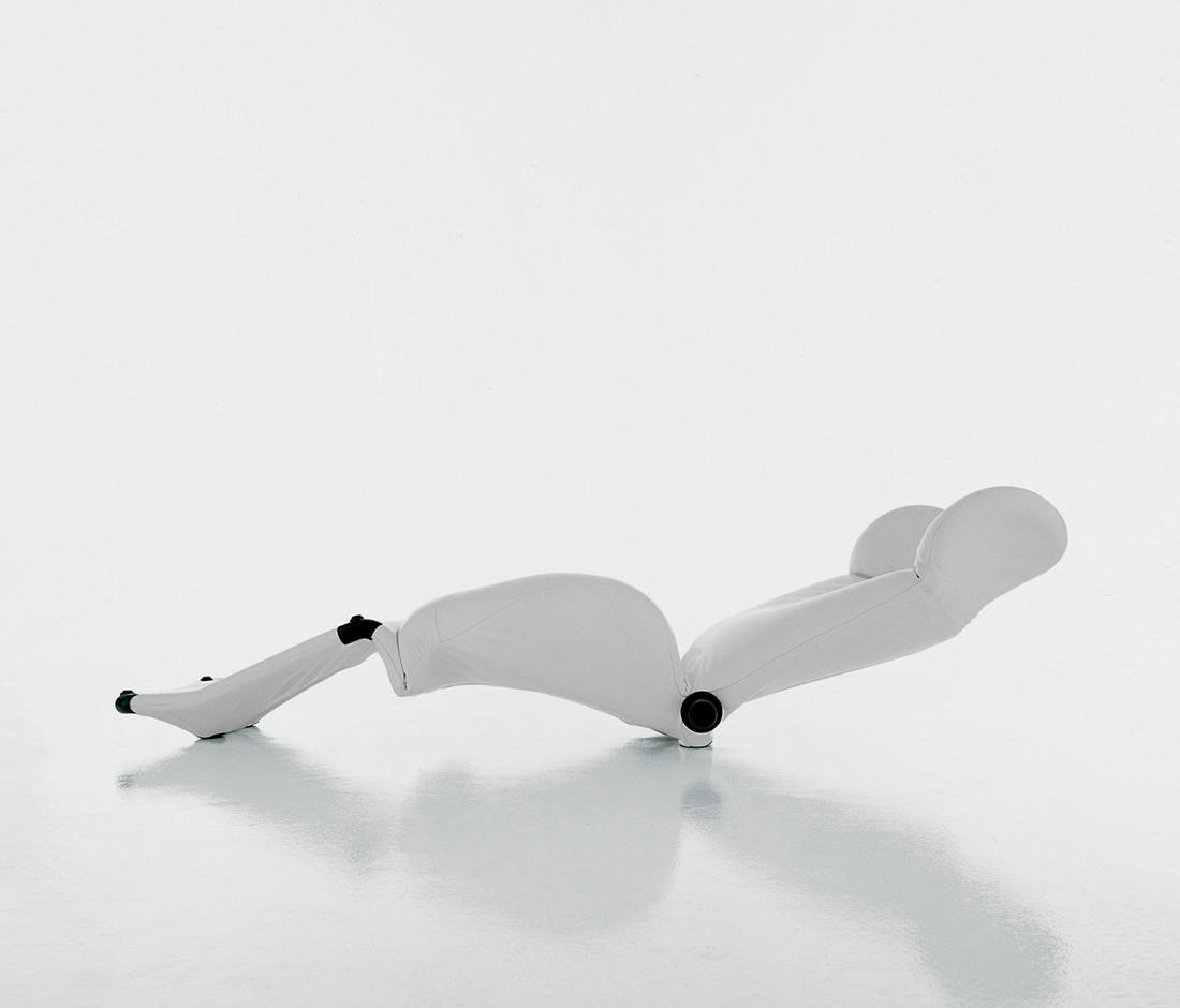 Weißer Wink Sessel von Cassina, moderner Design-Sessel für Wohnzimmer und Lounge-Bereiche.