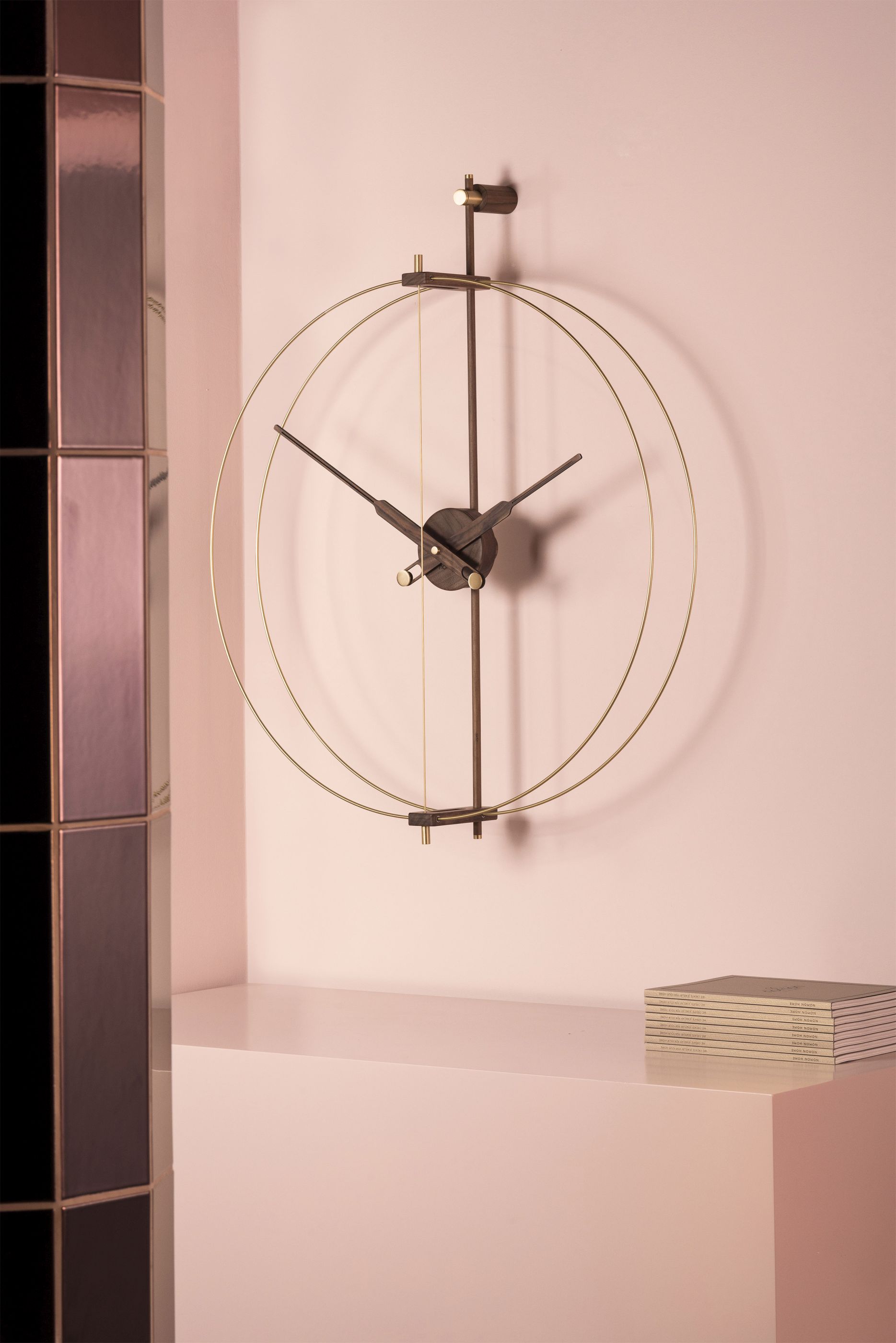 Nomon Barcelona Gold Wanduhr, modernes Design mit goldenen Akzenten und filigranen Zeigern.