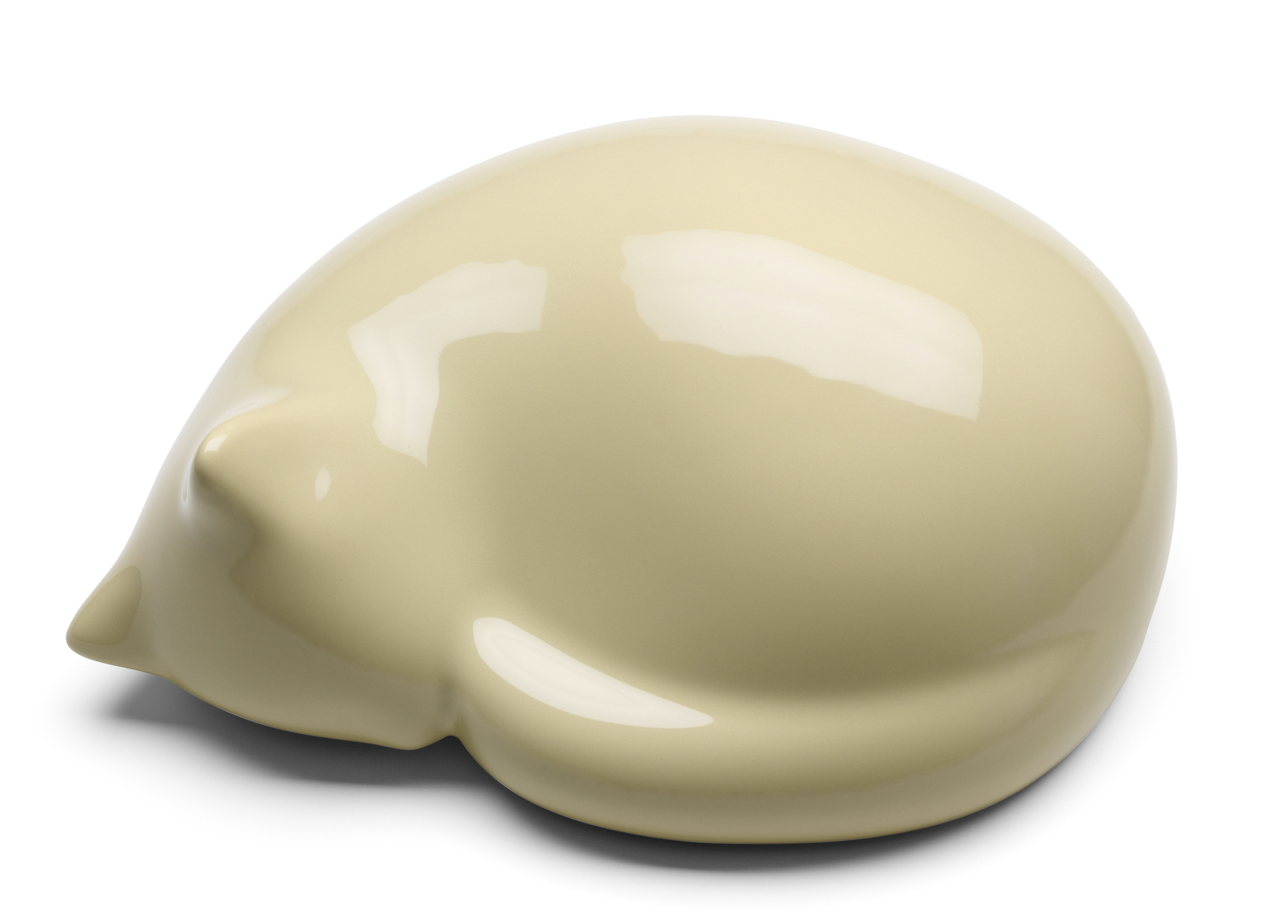 Beige Katze Figur, schlafend zusammengerollt. Keramik Deko-Objekt für Katzenliebhaber.