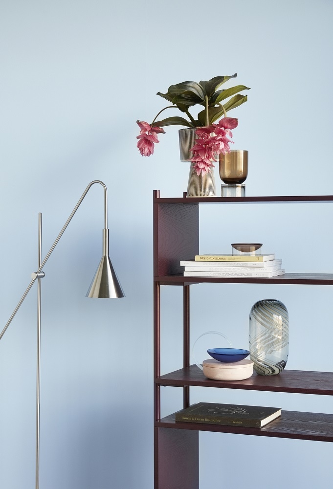 Dekorative Hübsch Interior Glas Vase in Grün und Weiß auf einem Regal mit Wohnaccessoires.