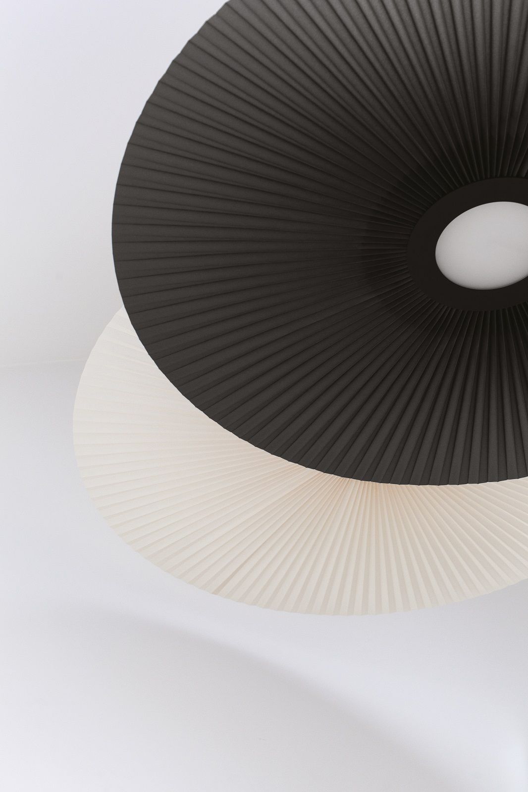 Nahaufnahme der weißen Hartô Carmen Pendelleuchte Medium mit plissiertem Lampenschirm.