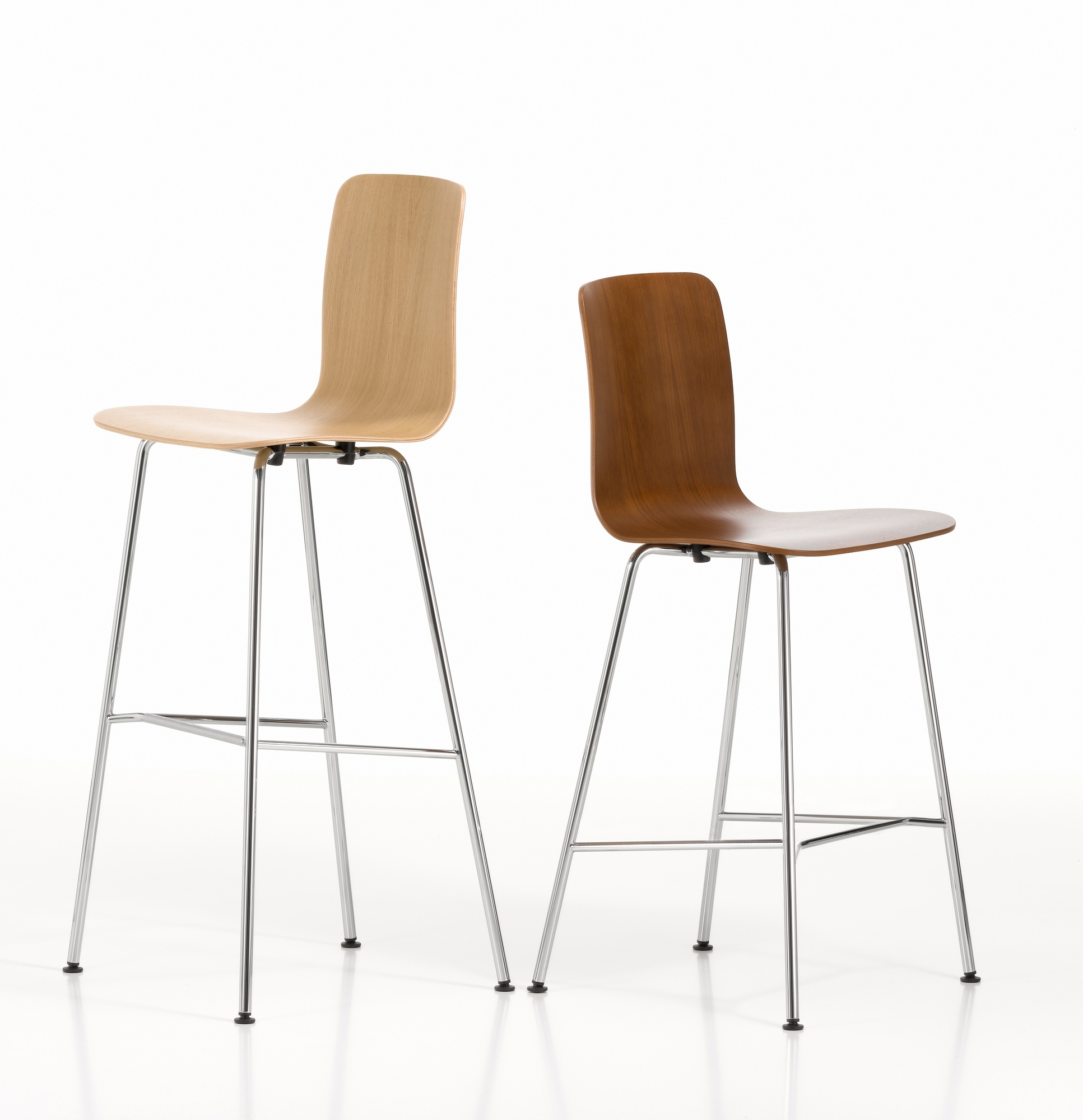 Zwei Hal Barhocker von Vitra in hellem und dunklem Holz mit Chromgestell.