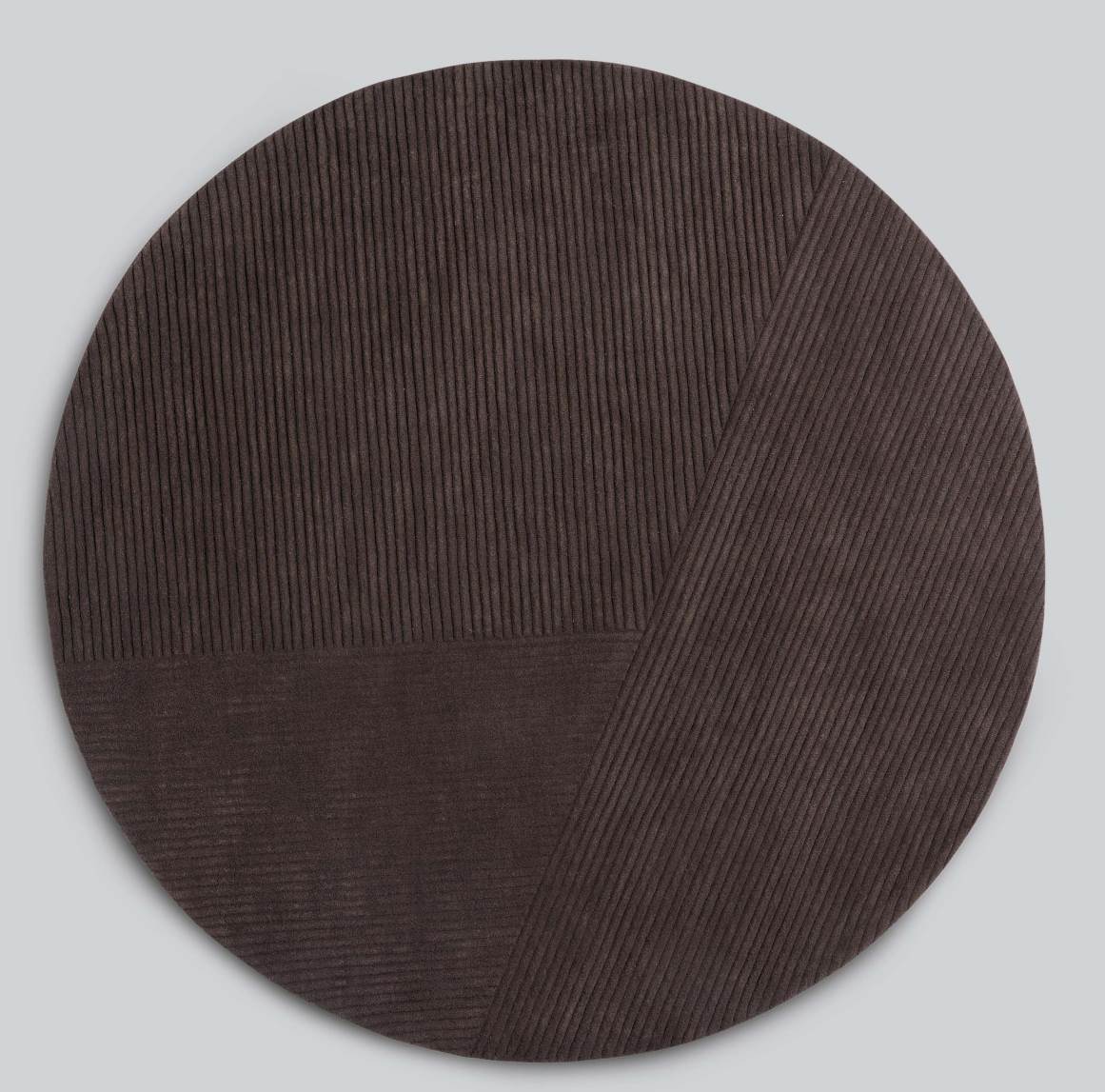 Runder, dunkelbrauner Teppich "Row" von Northern mit geometrischem Muster und feiner Rippenstruktur.