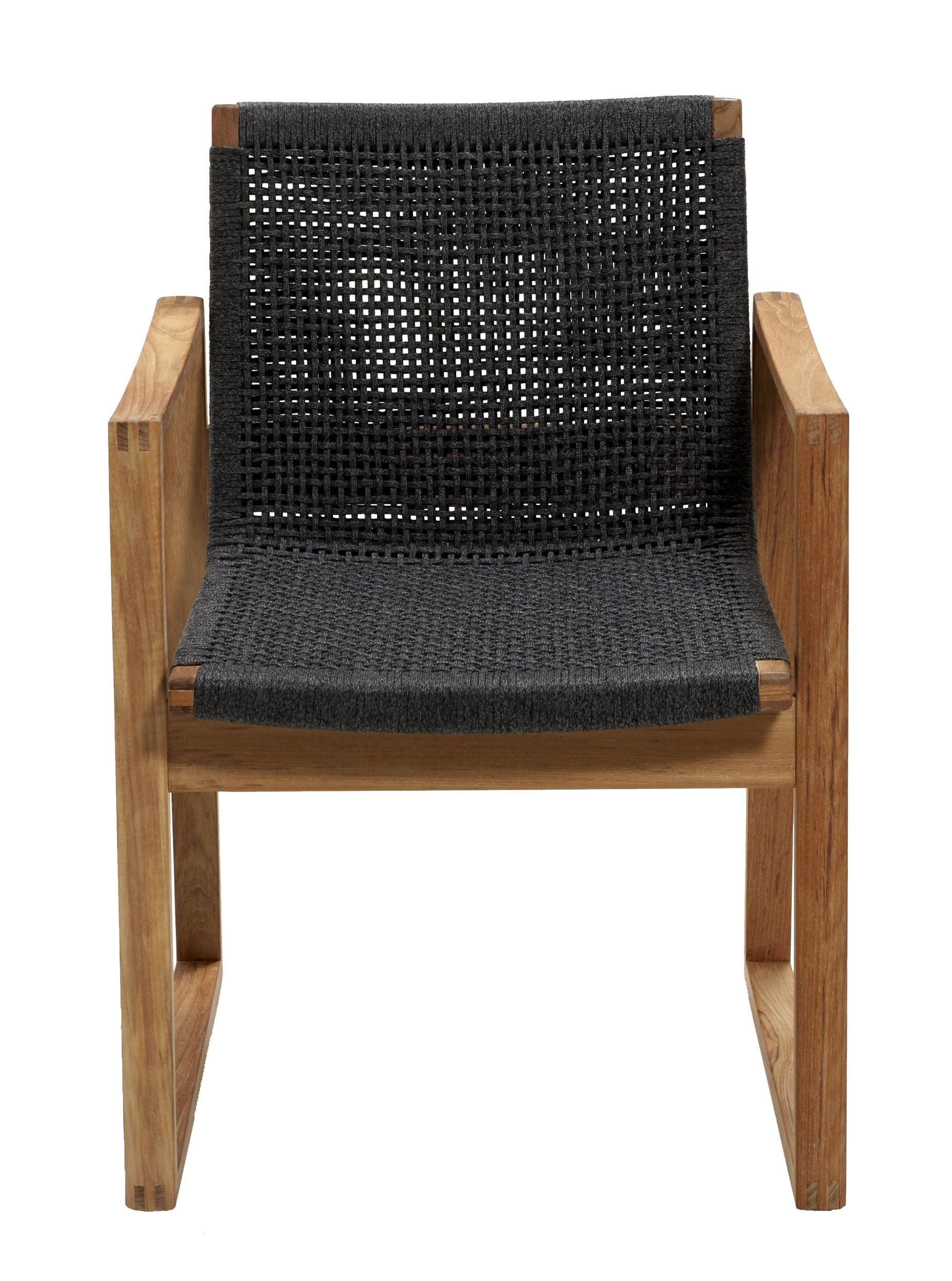 Endless Sessel von Cane-Line mit Teakholzrahmen und schwarzer, handgeflochtener Sitzfläche und Rückenlehne.