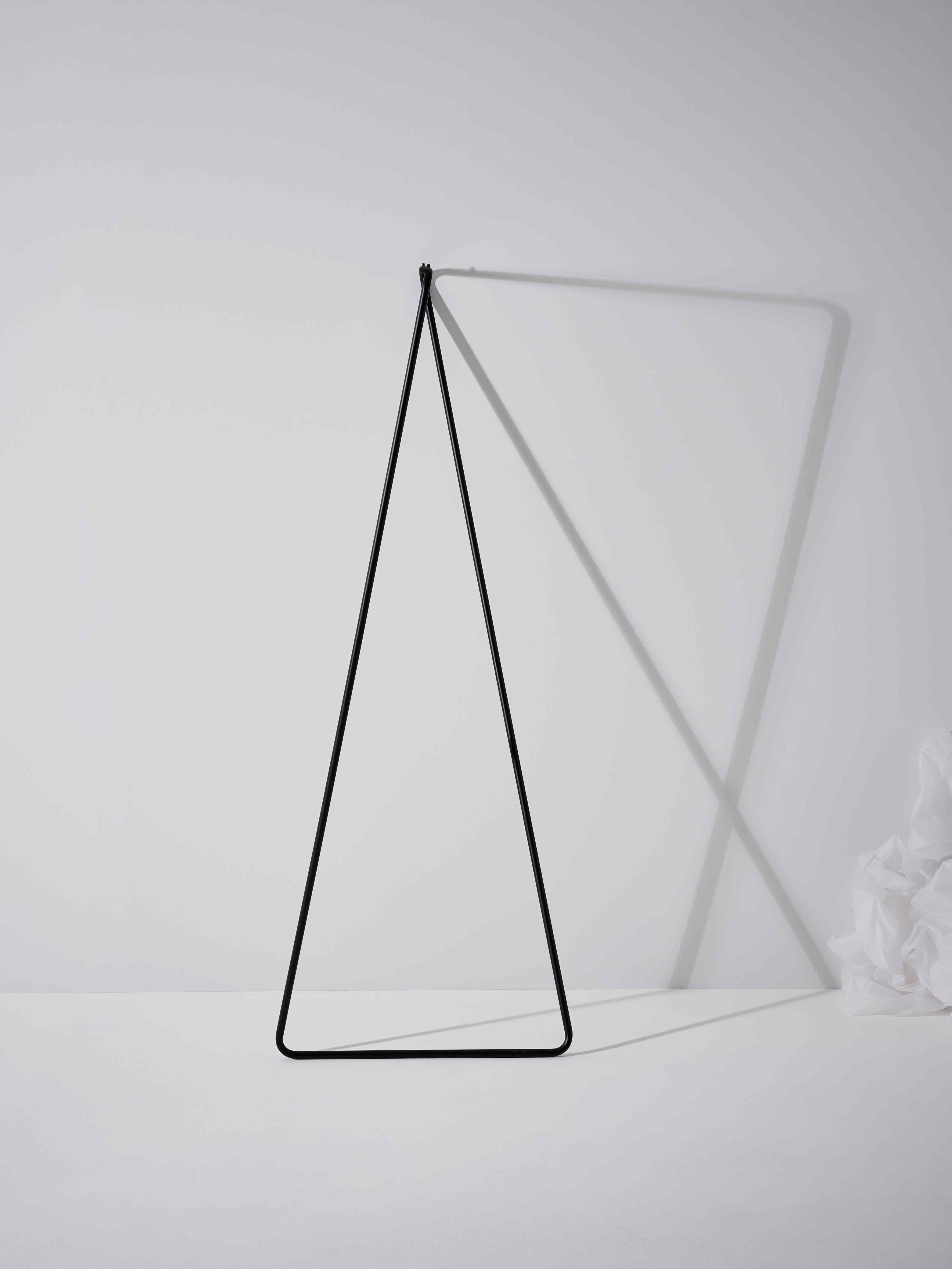 Schönbuch Linnea Wandgarderobe: Schwarze, dreieckige Garderobe aus Metall, minimalistisches Design für Flur und Eingangsbereich.