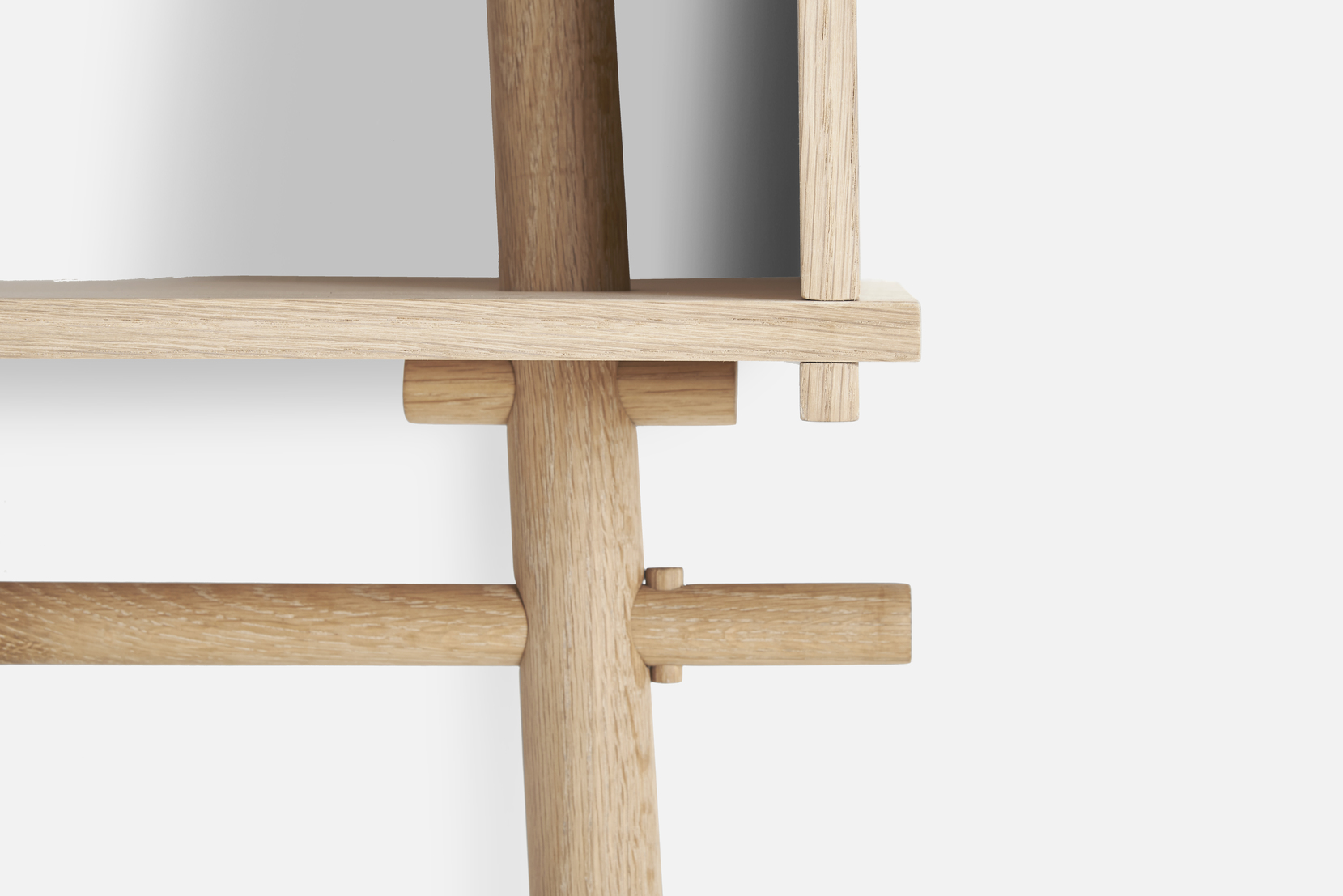 Detailaufnahme der Töjbox Anlehngarderobe von Woud, gefertigt aus hellem Eichenholz, minimalistisches Design für stilvolle Flureinrichtung.