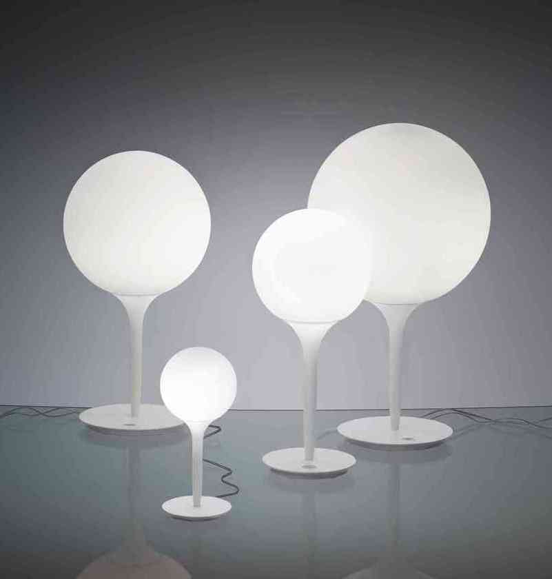 Weiße Castore Tischleuchten von Artemide in verschiedenen Größen, moderne Wohnraumbeleuchtung.