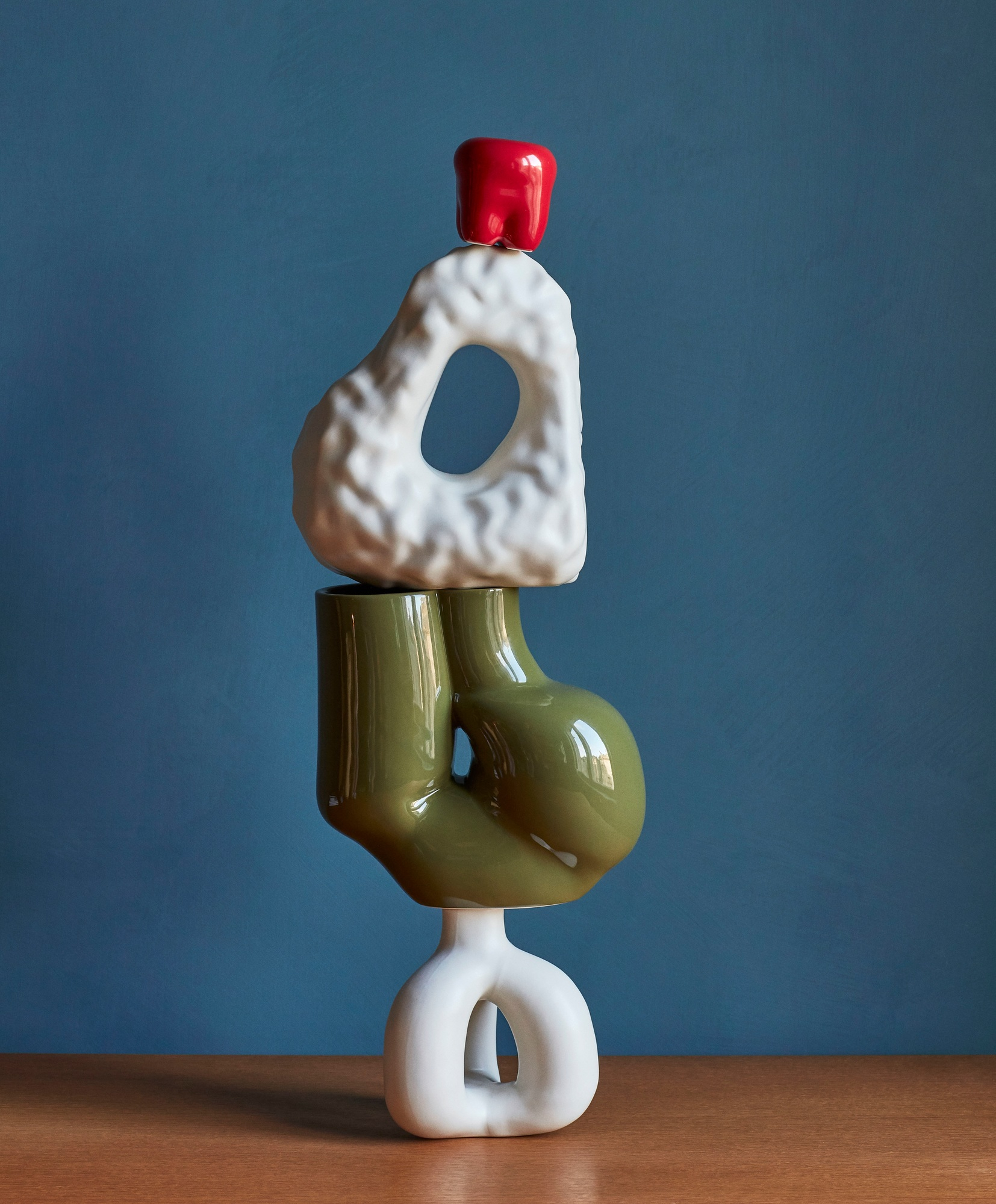 W&S Boulder Bookend Buchstütze Hay EINZELSTÜCK: Abstrakte, dekorative Buchstütze aus Keramik in Weiß, Grün und Rot.