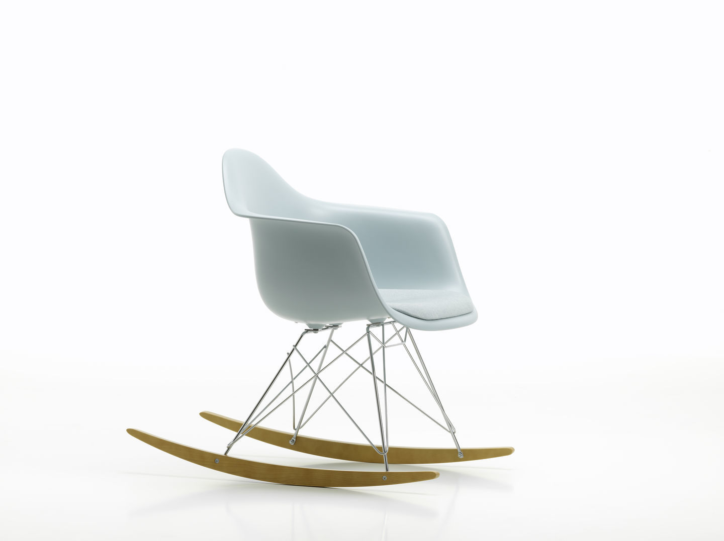 Eames Schaukelstuhl RAR mit Sitzpolster von Vitra, hellblau, Drahtgestell und Holzschaukelkufen.