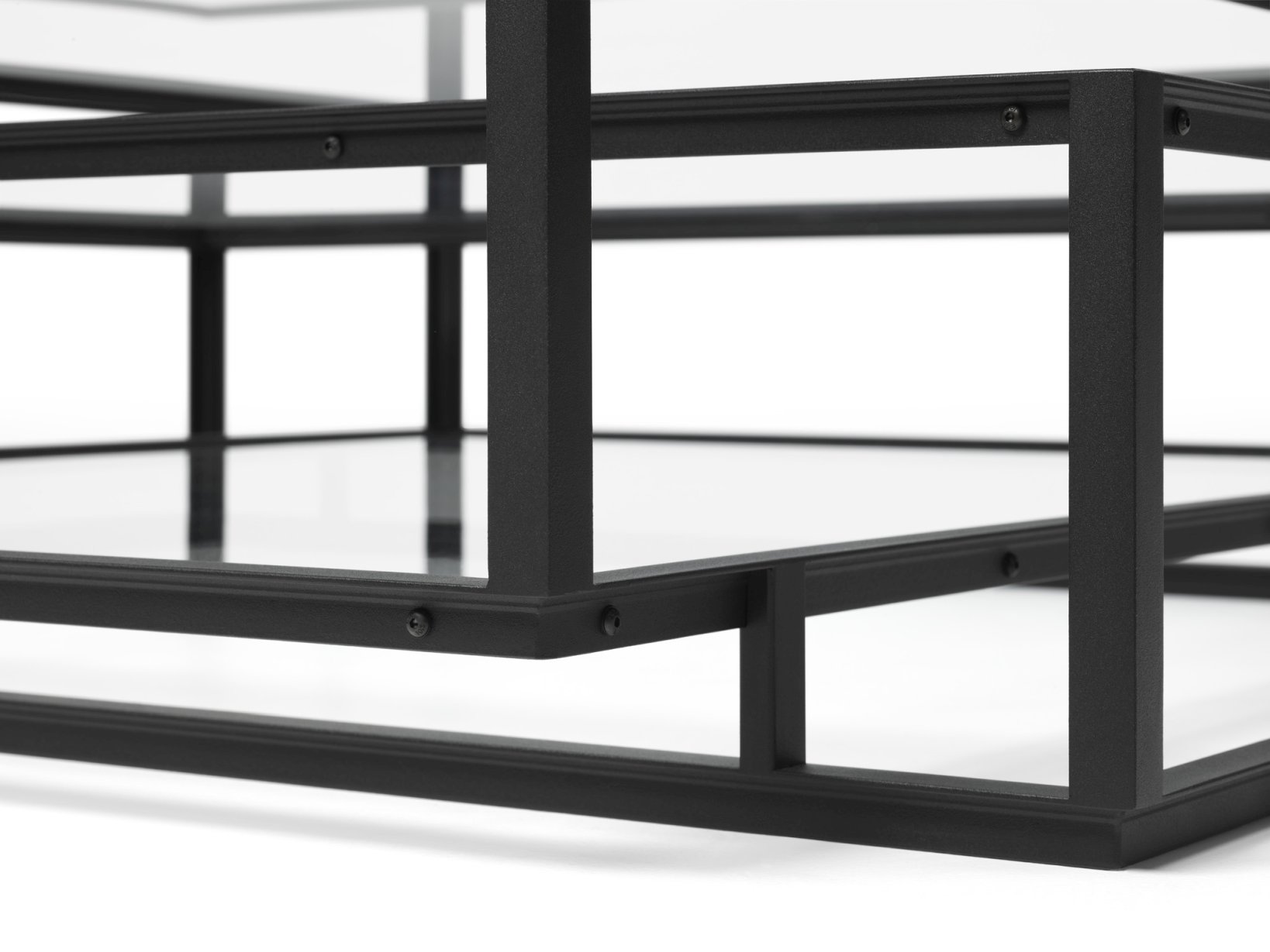 Detailaufnahme des Tangled Square Couchtisches mit schwarzem Metallgestell und Glasplatte, moderner Wohnzimmertisch.