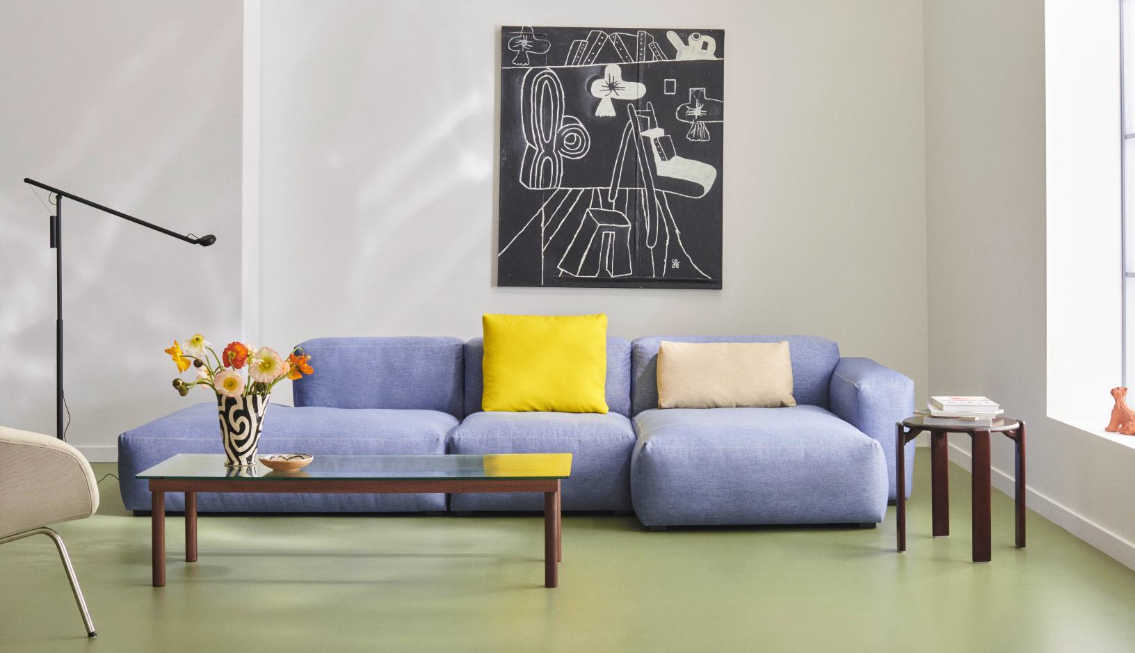 Mags Soft Sofa 3-Sitzer in Rot/Weiß mit beige Naht, modernes Wohnzimmer-Interieur.