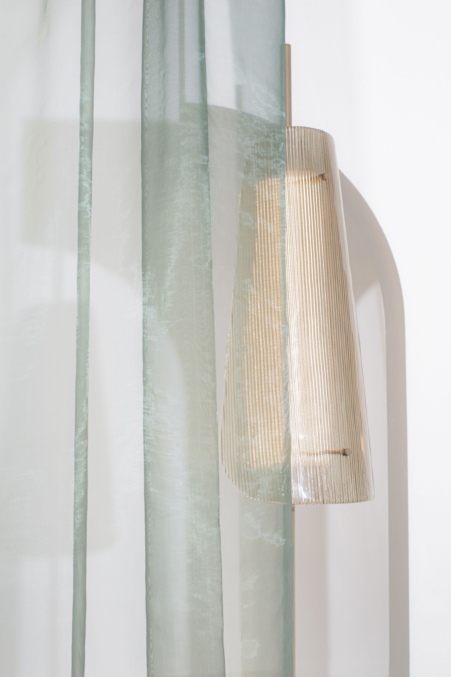 Nahaufnahme der Bent Two Stehleuchte in Rauchgrau und Schwarz mit LED-Beleuchtung.