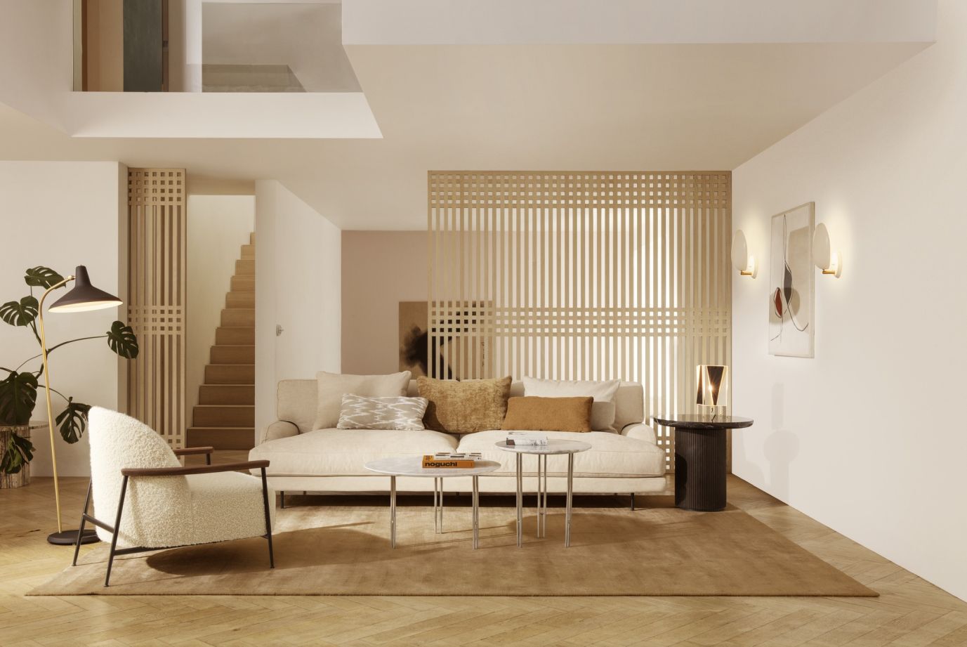 Wohnzimmer mit zwei Gubi Cobra Wandleuchten in Matt-Weiß an der Wand.