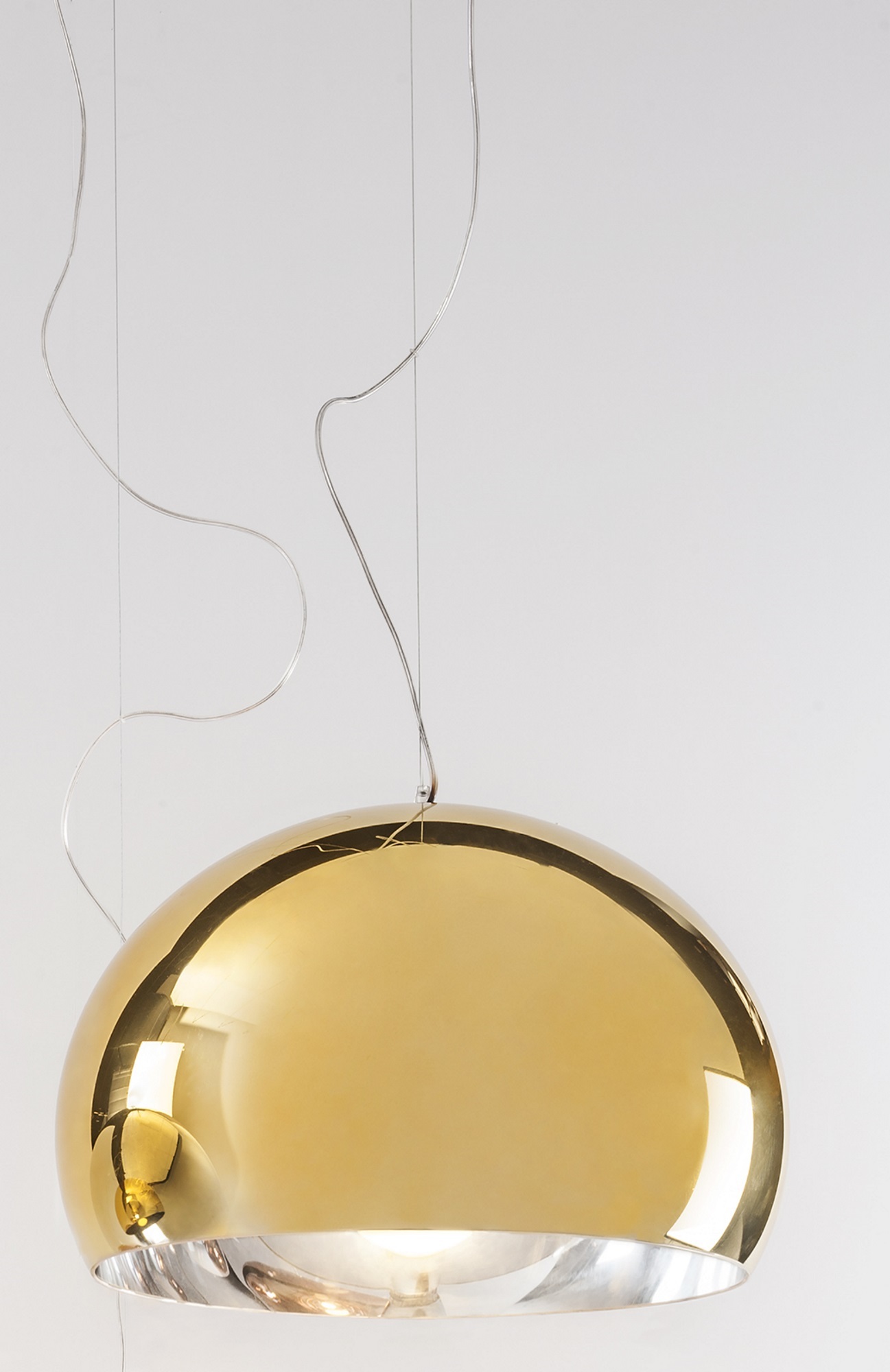 Nahaufnahme der Fly Pendelleuchte in Metallic-Kupfer von Kartell, moderne Hängelampe für Wohnzimmer.