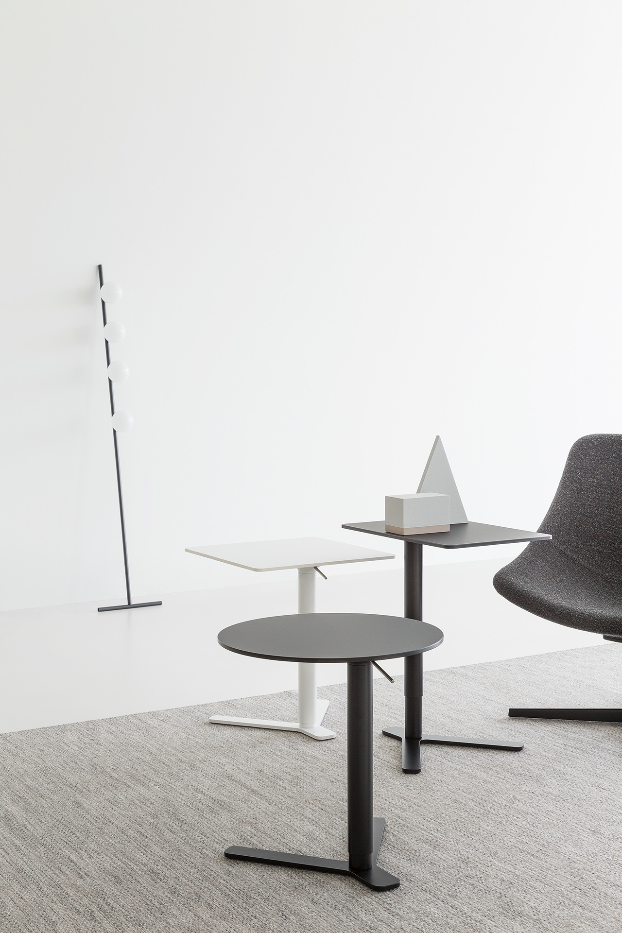 Yo Beistelltisch von La Palma: Höhenverstellbare, runde und eckige Tische in Schwarz und Weiß im minimalistischen Design.