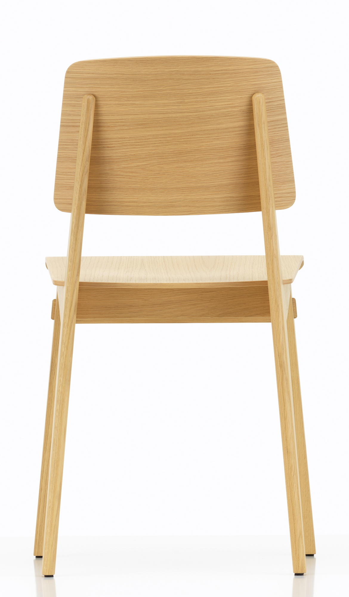 Rückansicht des hellen Holzstuhls "Chaise Tout Bois" von Vitra, minimalistisches Design.
