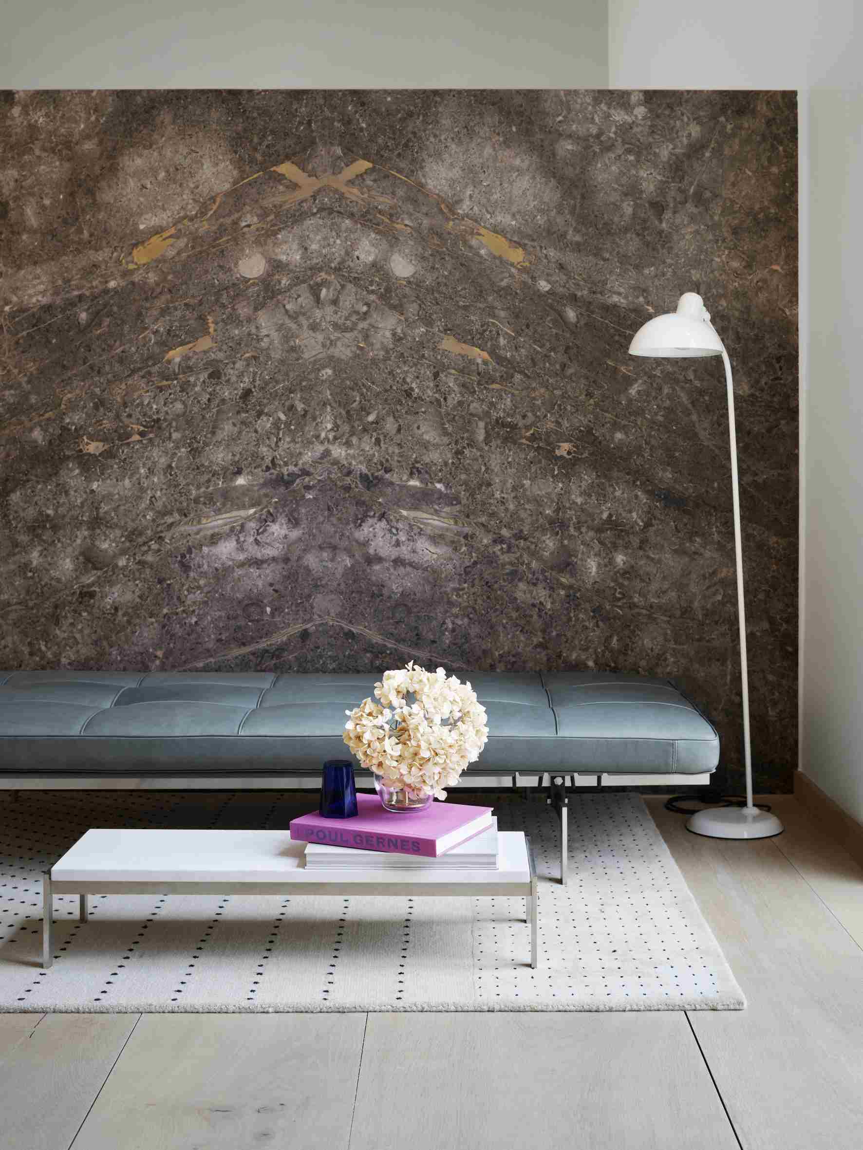 PK63A Esstisch von Fritz Hansen, B 120 cm, mit Blumen und Büchern dekoriert.